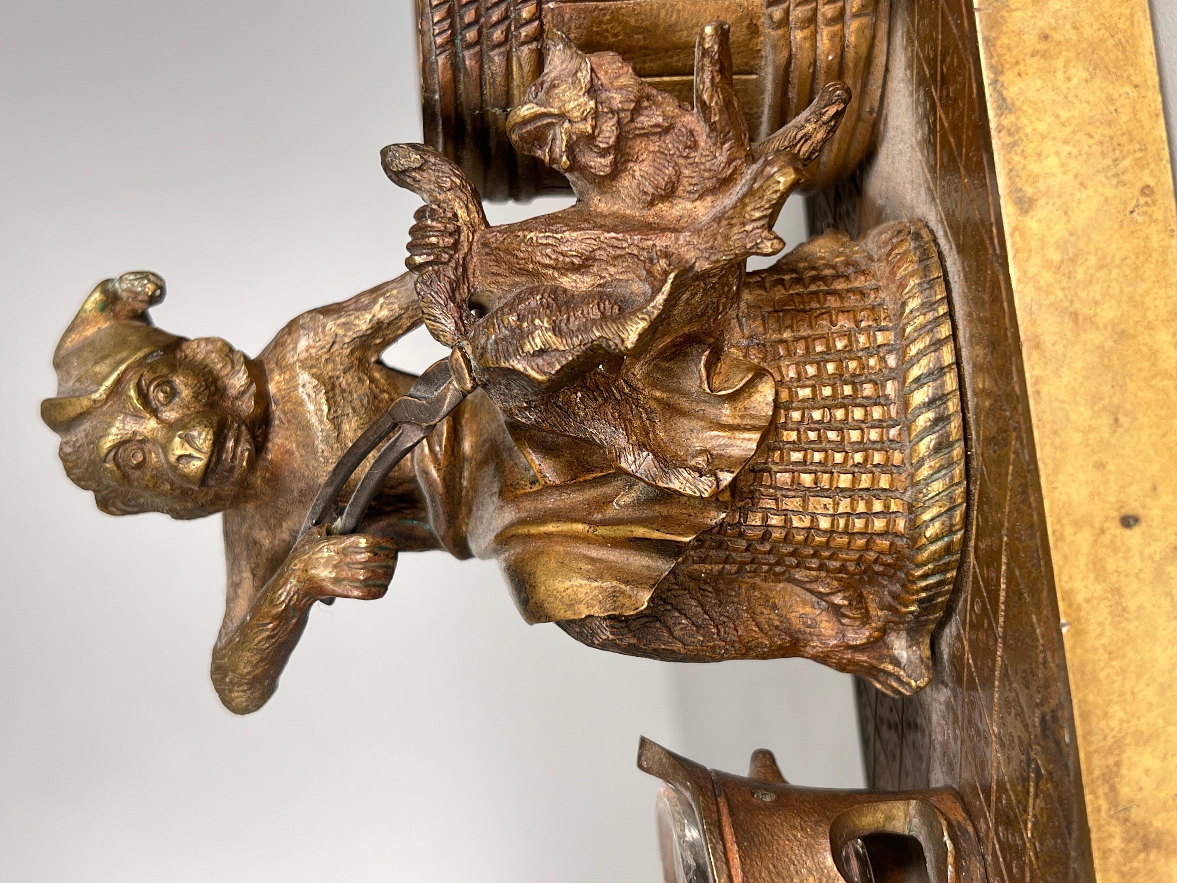 Well what can I say about this incredible Inkwell, I have seen many examples from this period that depict monkeys tormenting cats but I have never seen one that is quite this extreme! Its definitely a love it or hate it item.... probably not one for