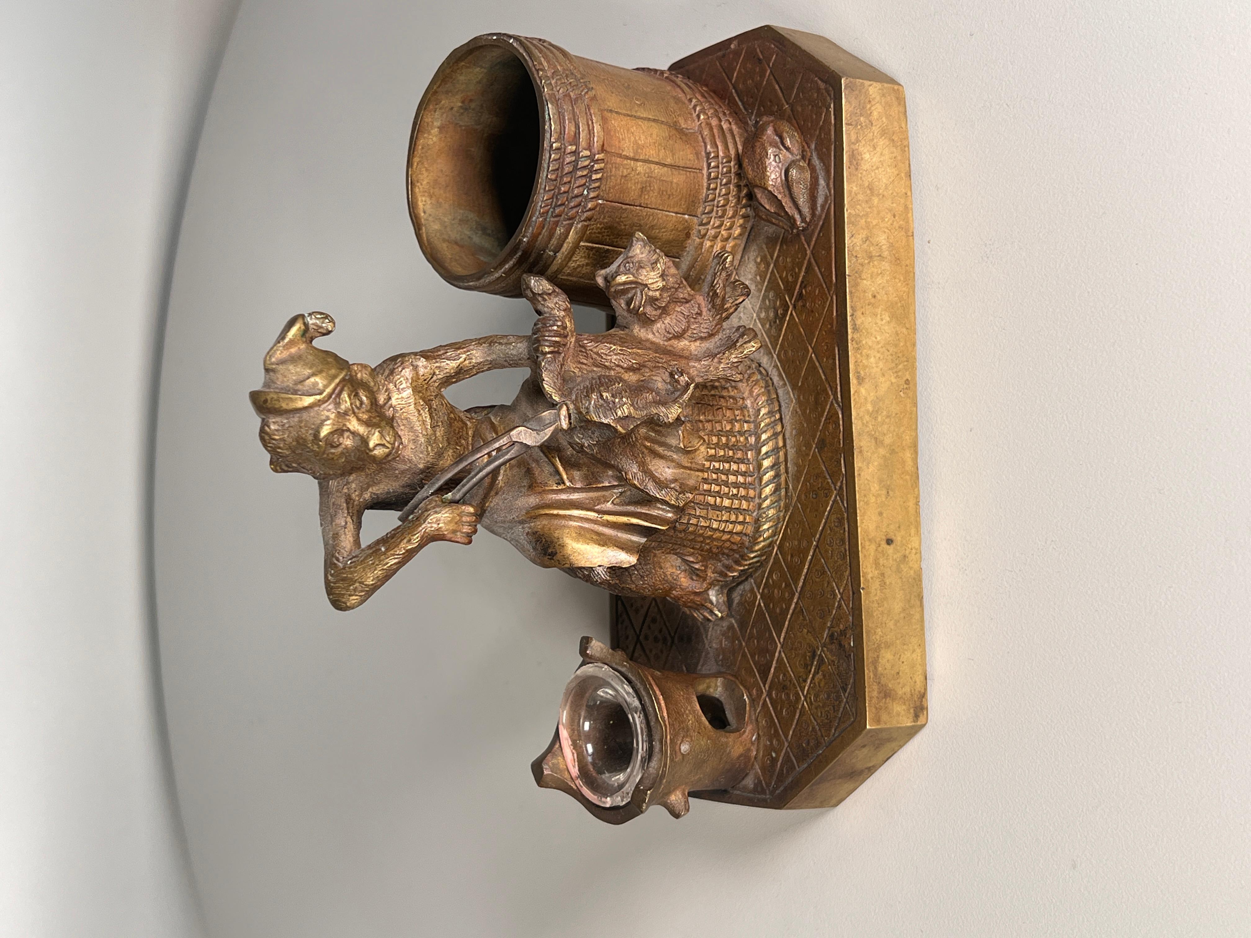 Vittoriano Calamaio in bronzo francese della fine del 19° secolo, raffigurante una scimmia che castra un gatto!!! in vendita