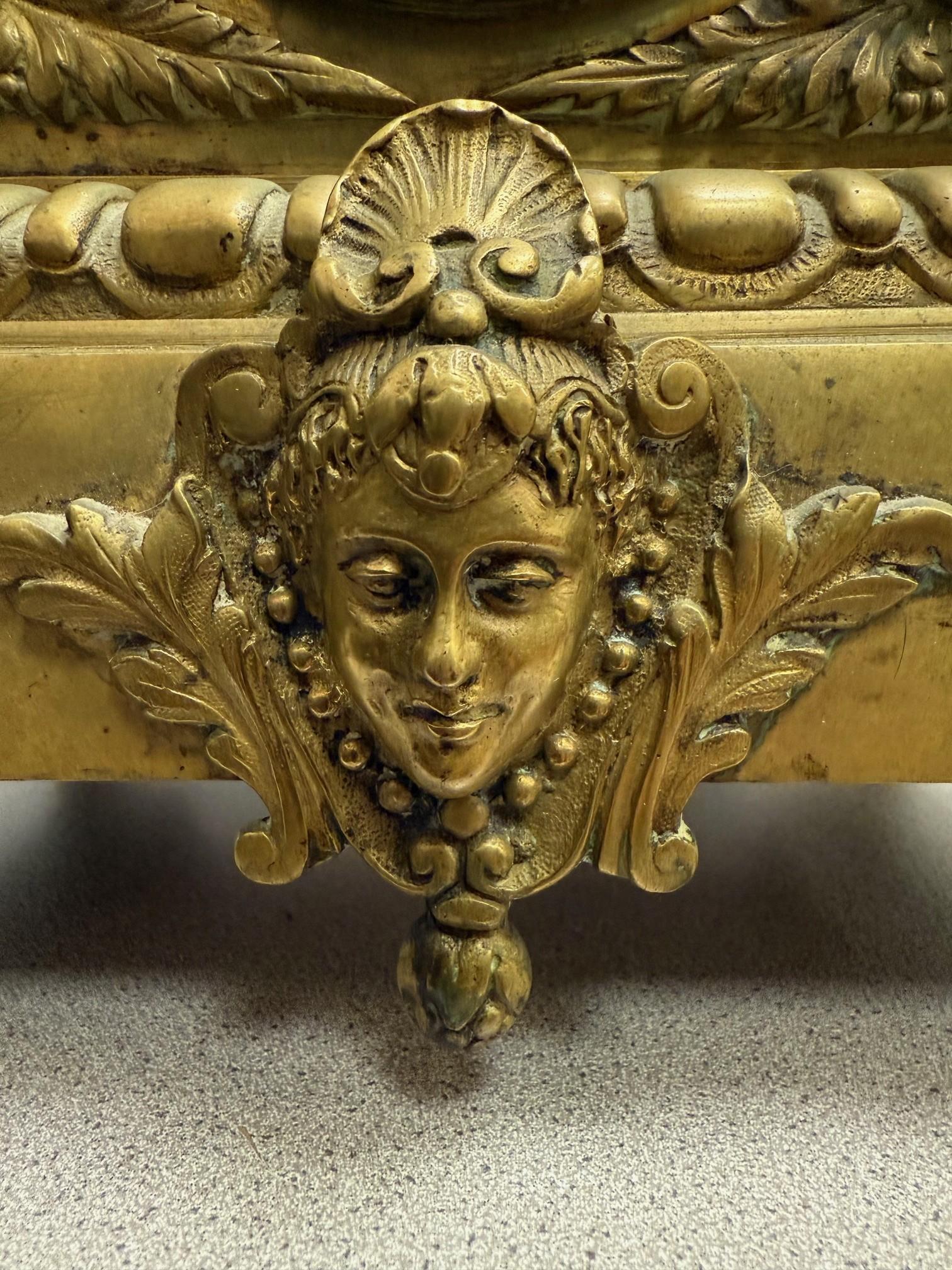 Französische Bronze-Manteluhr mit Löwengriffen aus dem späten 19. im Angebot 9