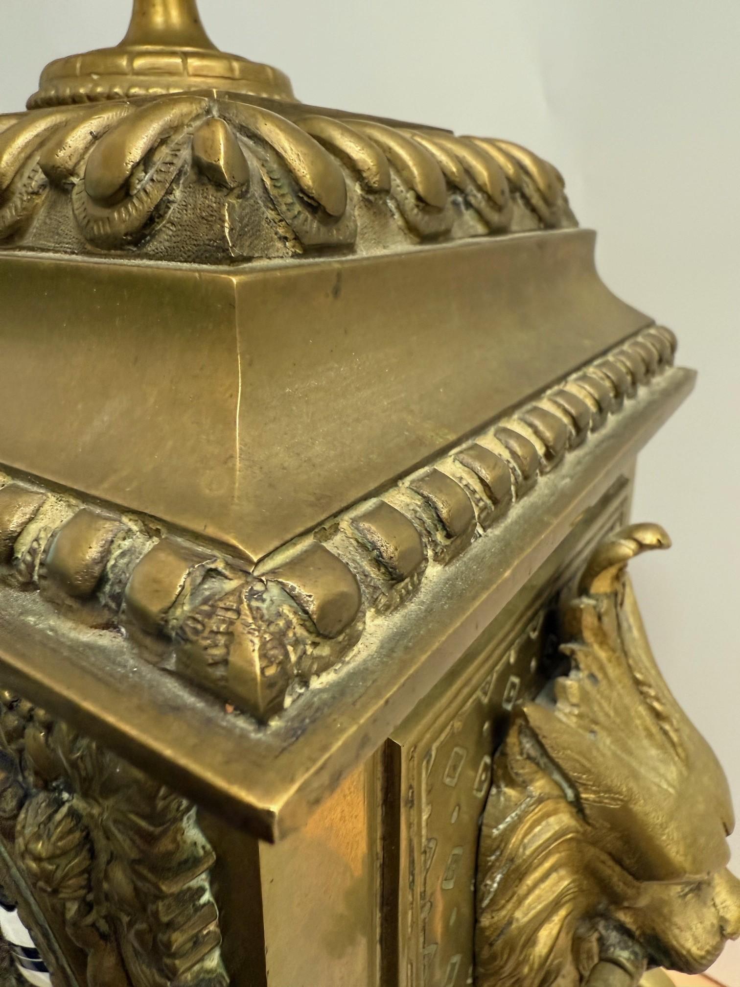 Französische Bronze-Manteluhr mit Löwengriffen aus dem späten 19. im Angebot 10