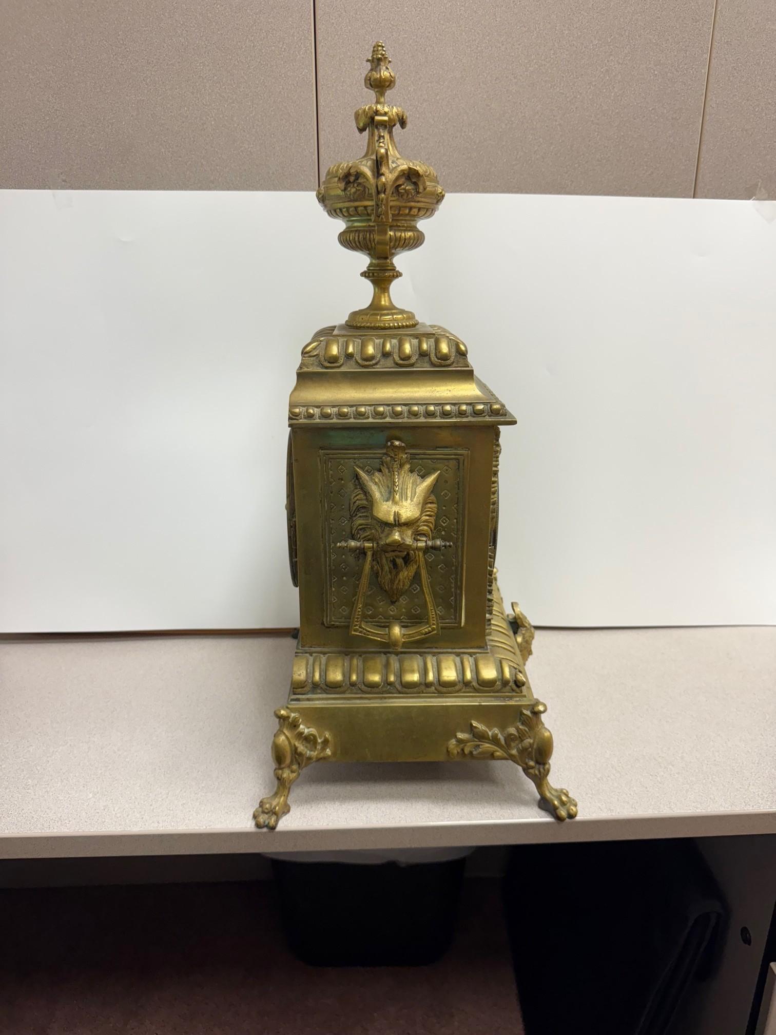 Französische Bronze-Manteluhr mit Löwengriffen aus dem späten 19. im Zustand „Gut“ im Angebot in Stamford, CT