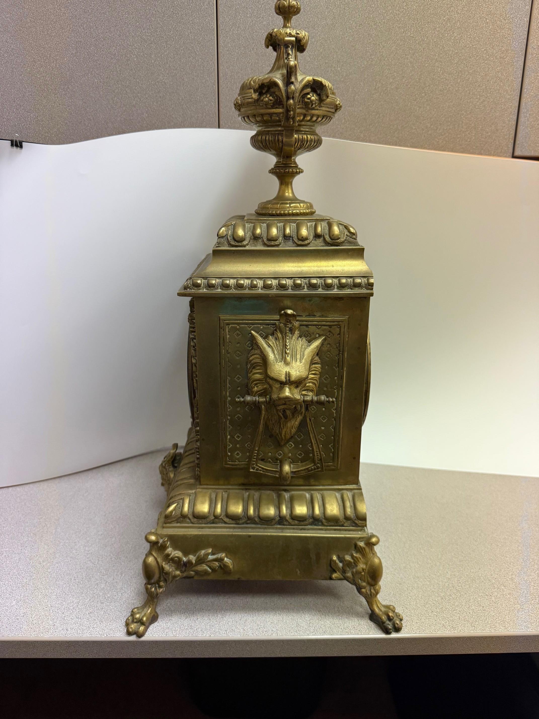 Französische Bronze-Manteluhr mit Löwengriffen aus dem späten 19. (19. Jahrhundert) im Angebot