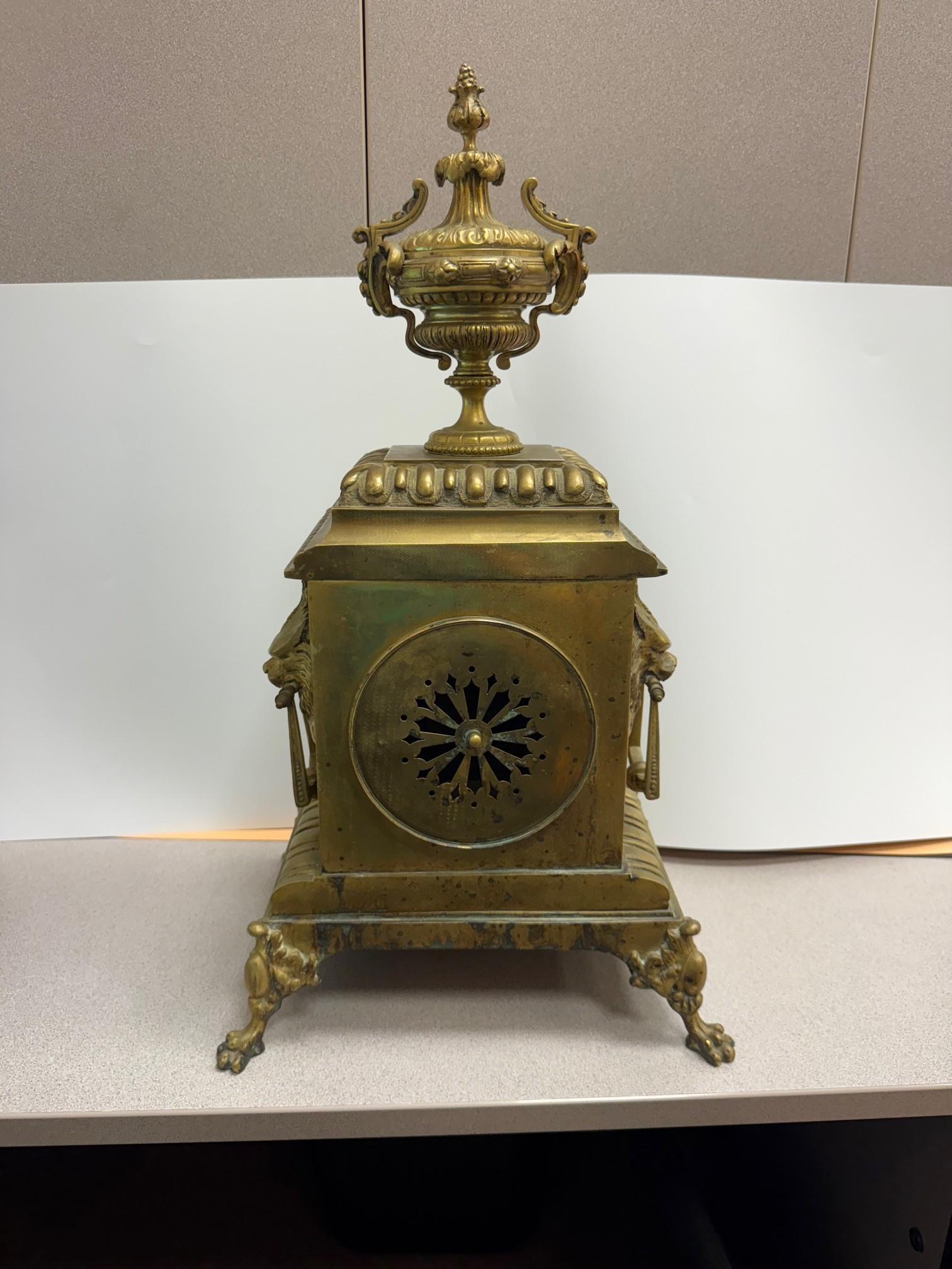 Französische Bronze-Manteluhr mit Löwengriffen aus dem späten 19. (Messing) im Angebot