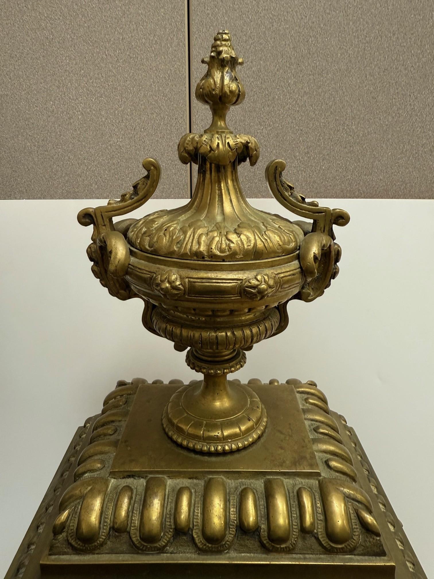 Französische Bronze-Manteluhr mit Löwengriffen aus dem späten 19. im Angebot 1