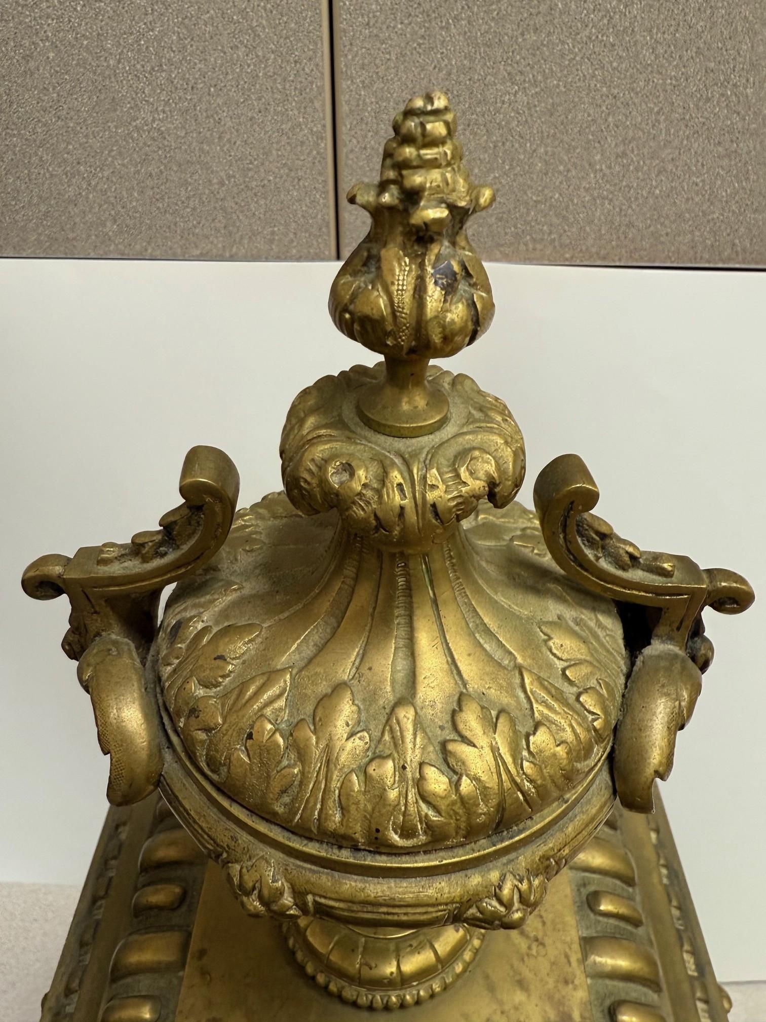 Französische Bronze-Manteluhr mit Löwengriffen aus dem späten 19. im Angebot 2