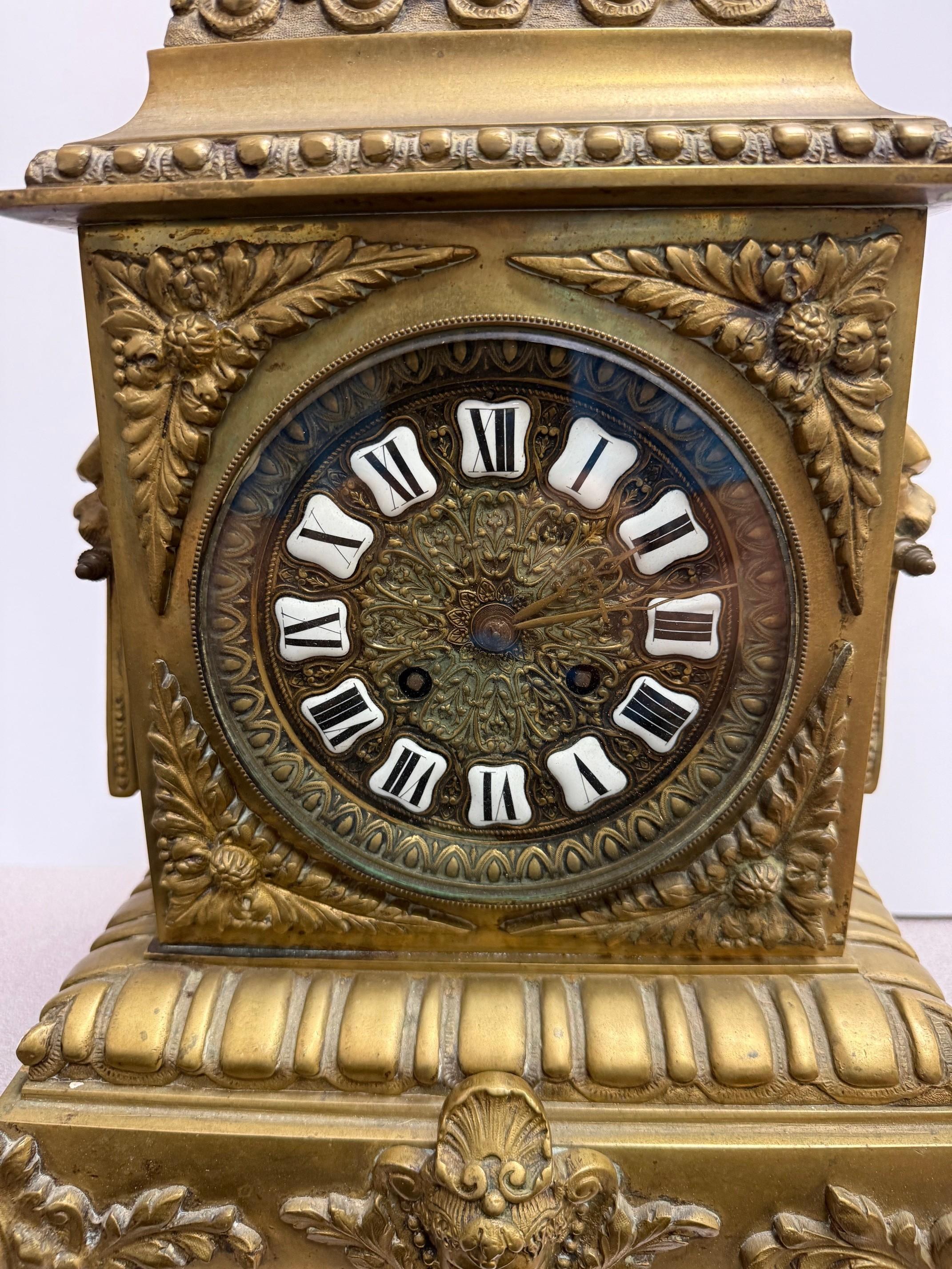 Französische Bronze-Manteluhr mit Löwengriffen aus dem späten 19. im Angebot 3