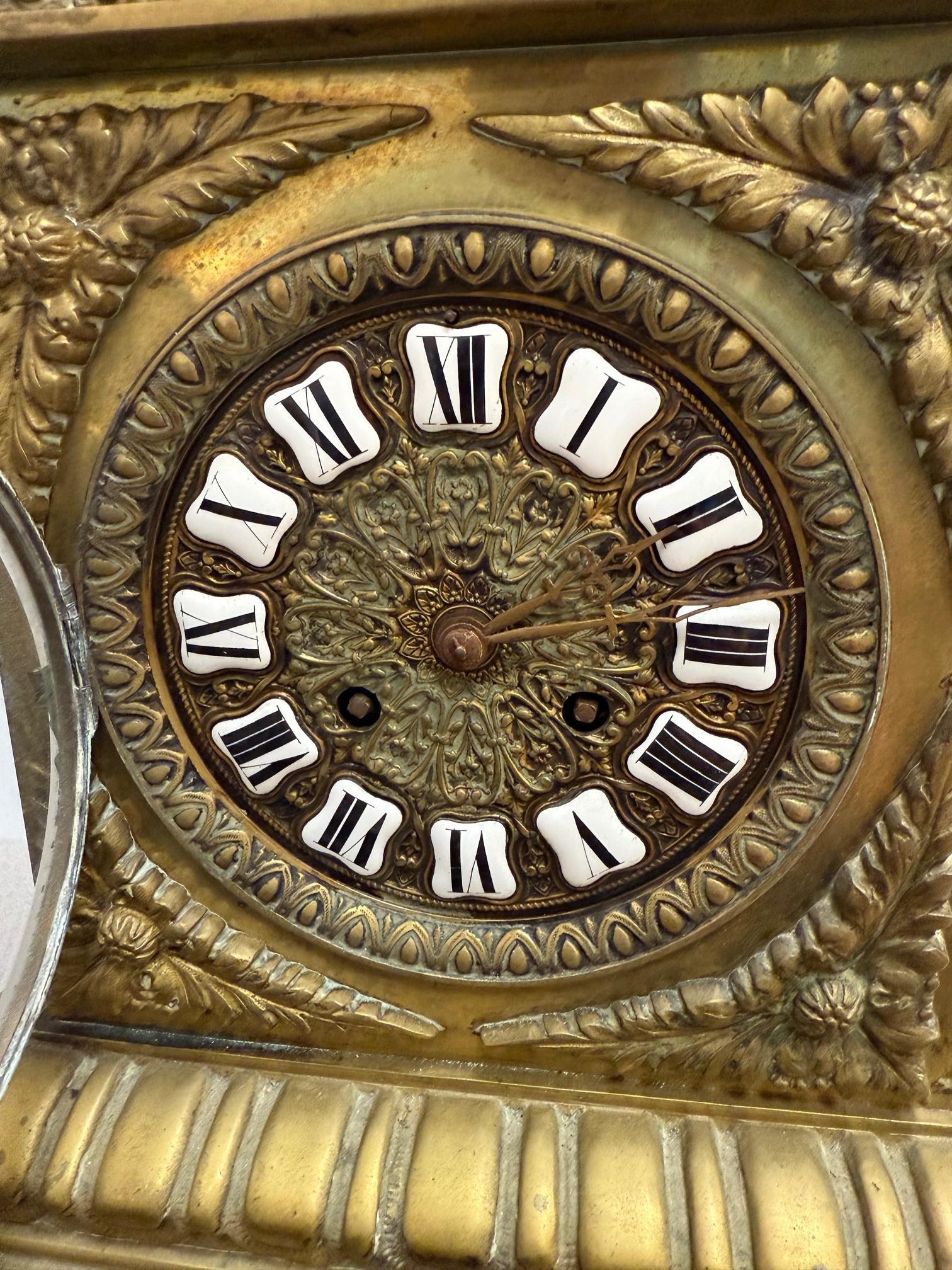 Französische Bronze-Manteluhr mit Löwengriffen aus dem späten 19. im Angebot 4