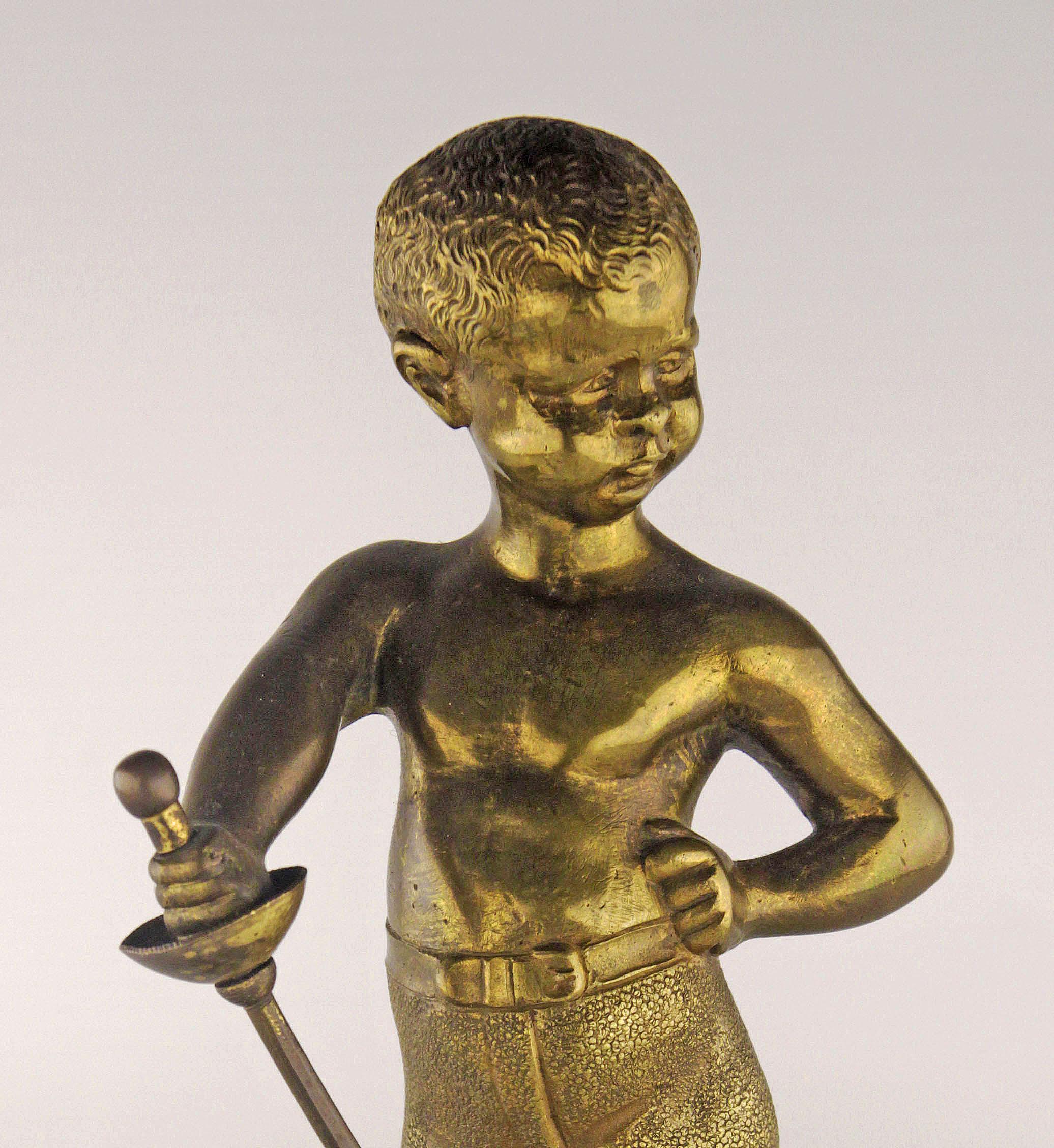 Escultura francesa de bronce de finales del siglo XIX de un niño con espada de Louis Kley Vaciado en venta