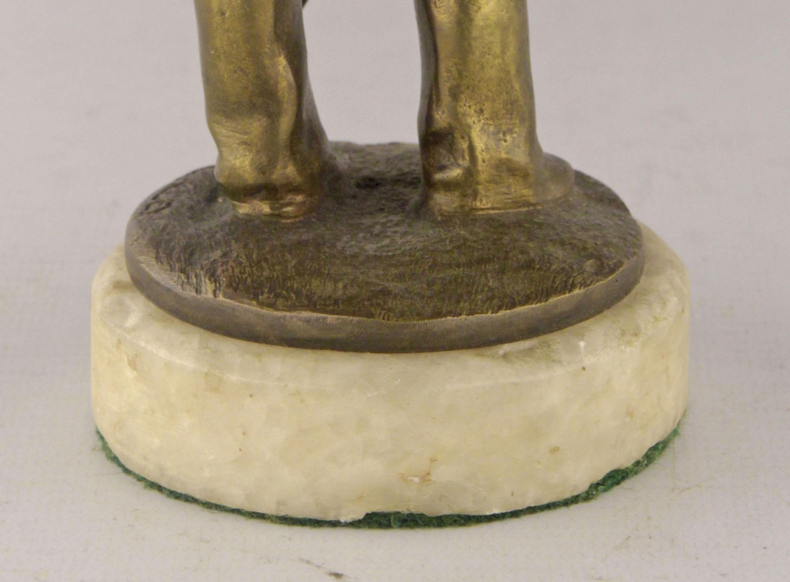 Escultura francesa de bronce de finales del siglo XIX de un niño con espada de Louis Kley en venta 1
