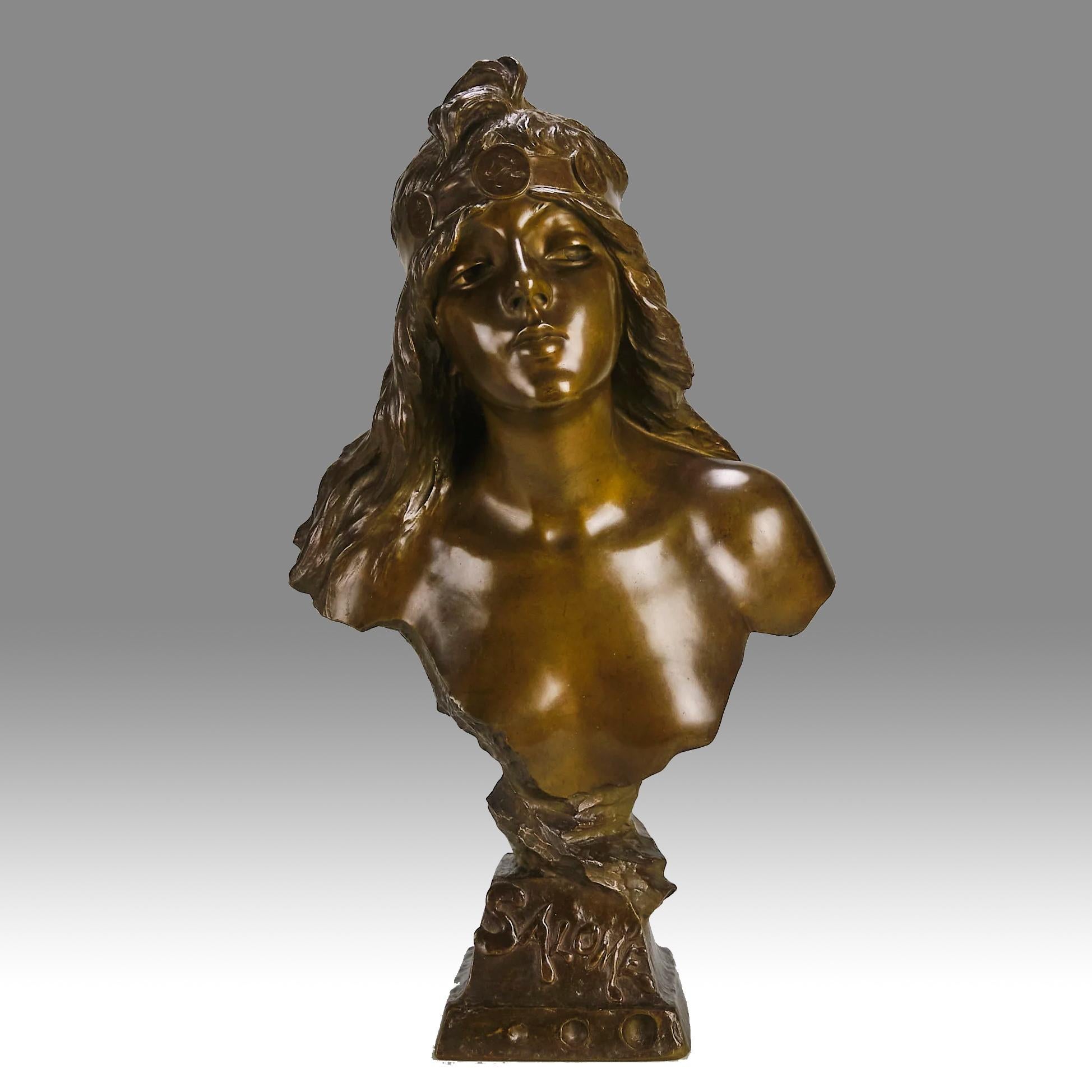 Magnifique buste en bronze patiné Art Nouveau d'une jeune beauté Art Nouveau avec une excellente patine brune riche et variée et d'excellents détails de surface ciselés à la main, signé E.Villanis & titré et avec la pastille de fonderie de la