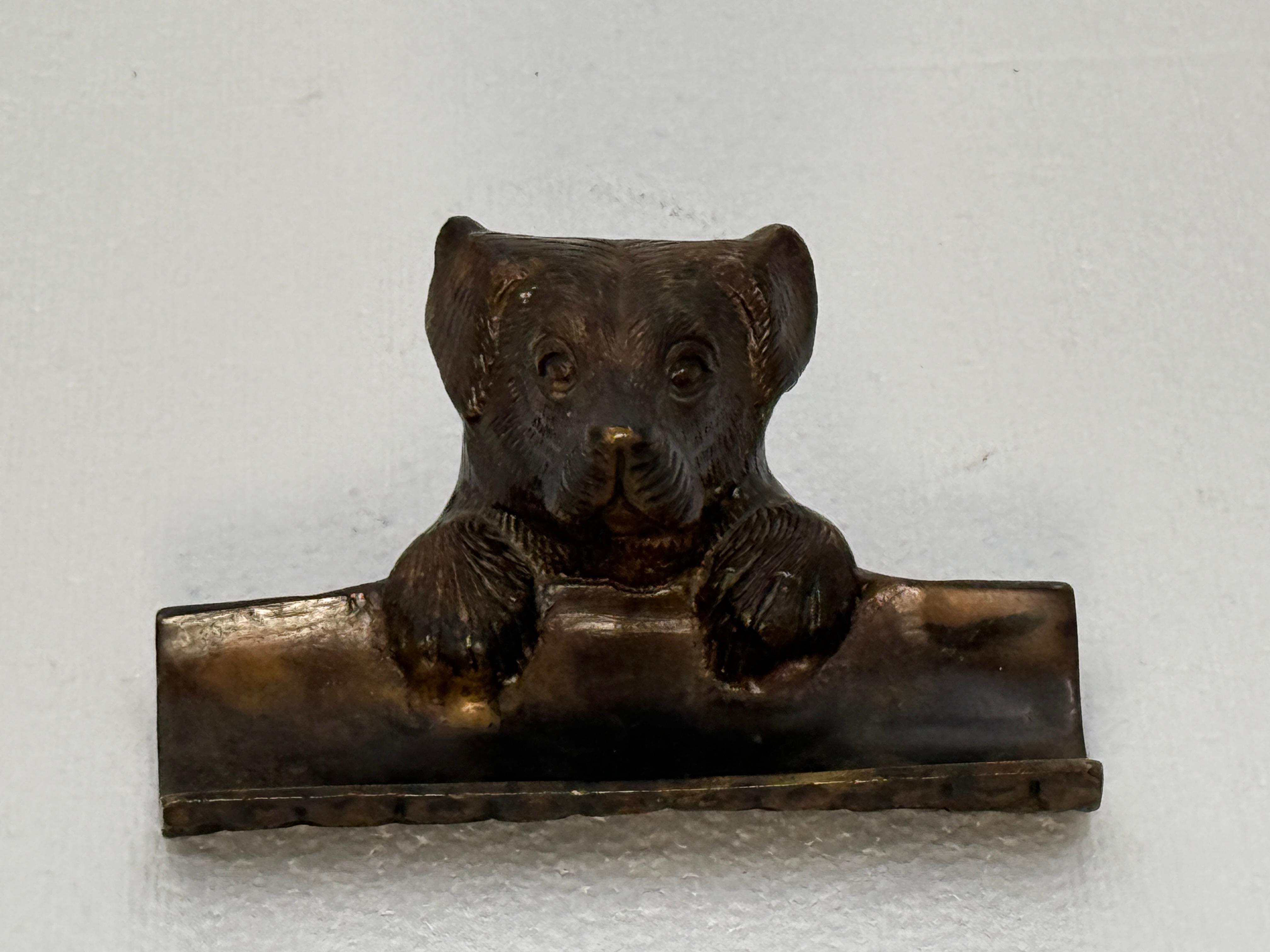 Terrier en bronze français de la fin du XIXe siècle servant de plumier. Pièce unique achetée en France. Usure appropriée à l'âge, voir les photos détaillées ou nous envoyer un message avec des questions. 
