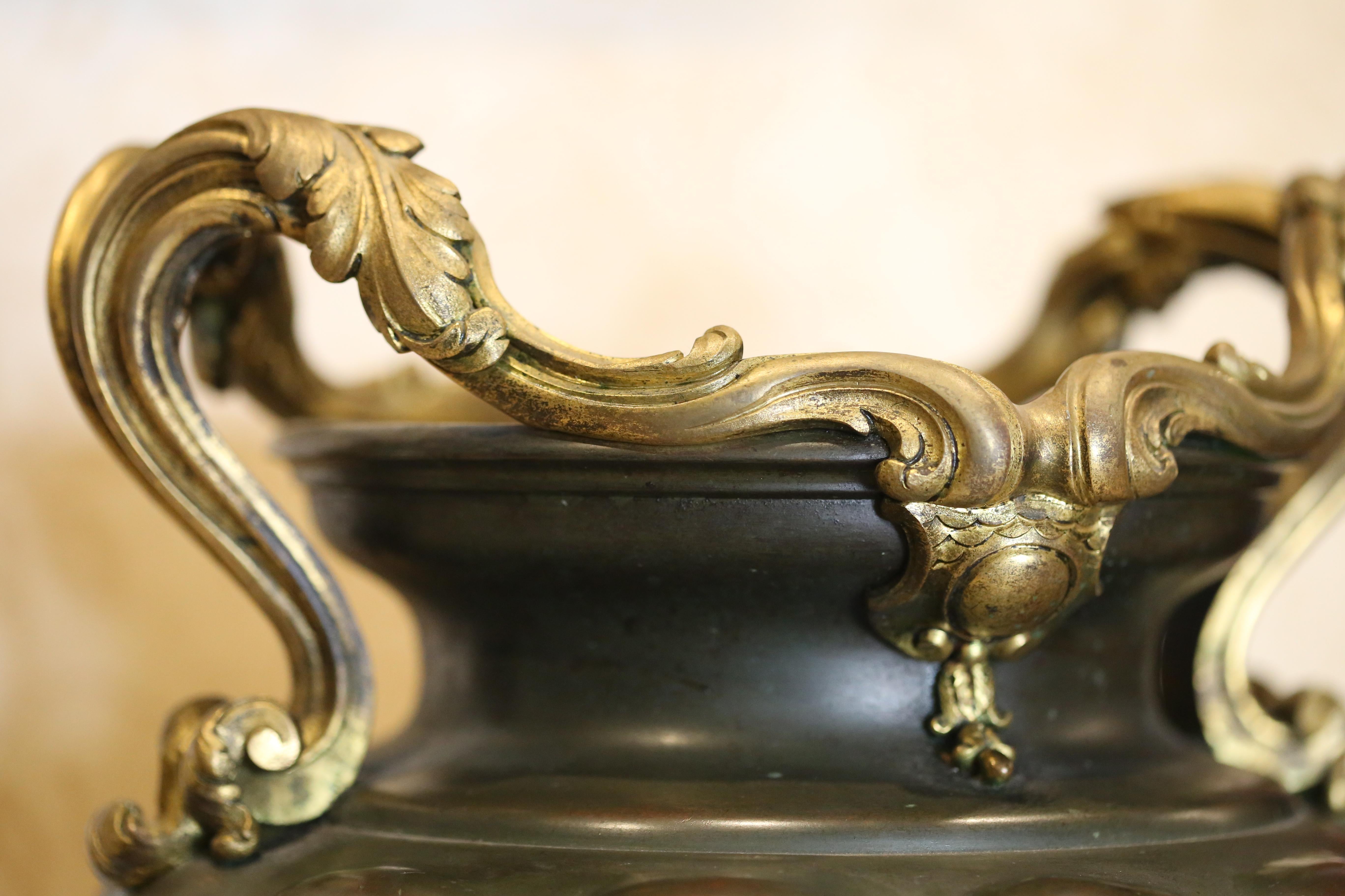 Urne en bronze français de la fin du XIXe siècle - Christie's 2011 Auction en vente 4