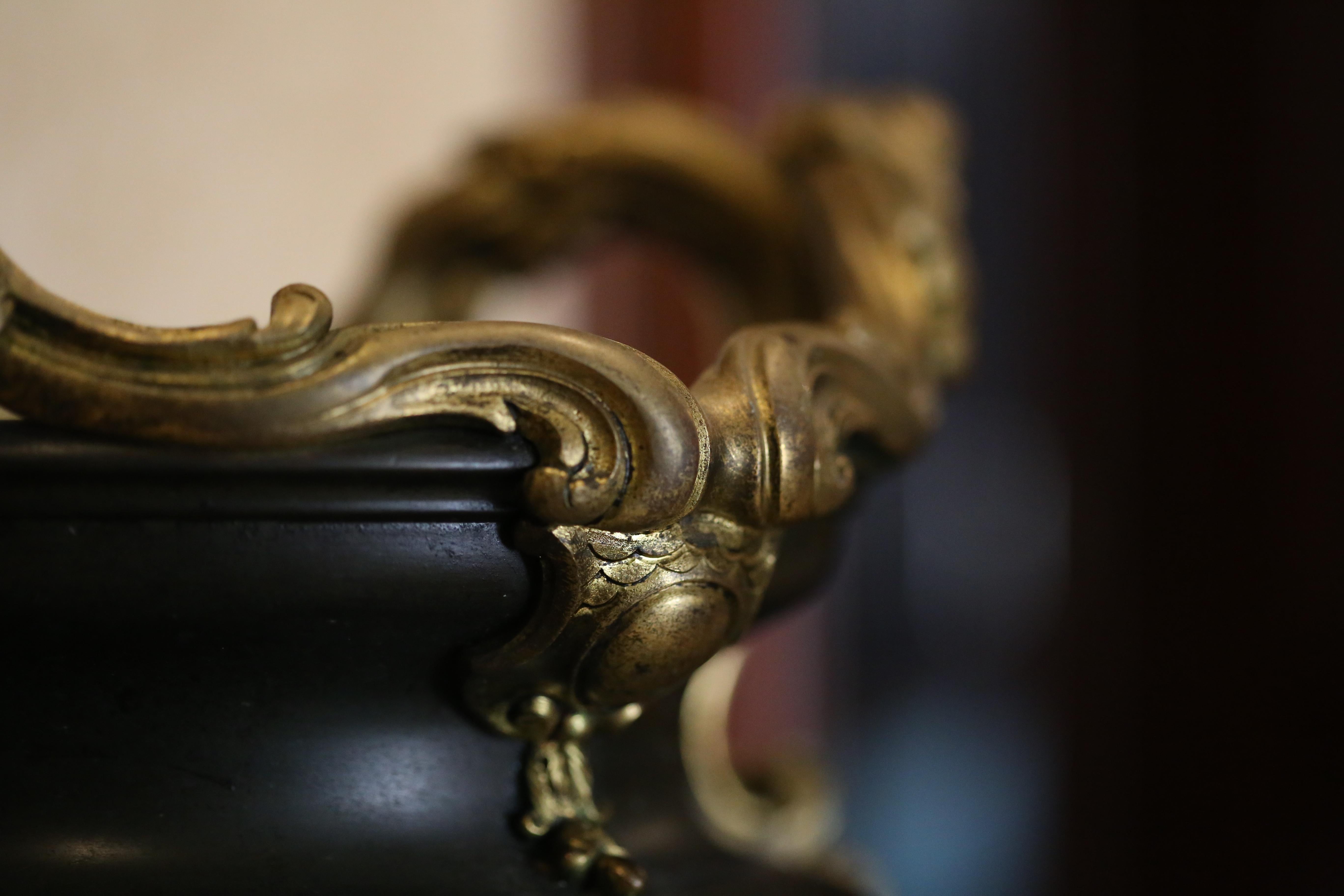 Urne en bronze français de la fin du XIXe siècle - Christie's 2011 Auction en vente 5
