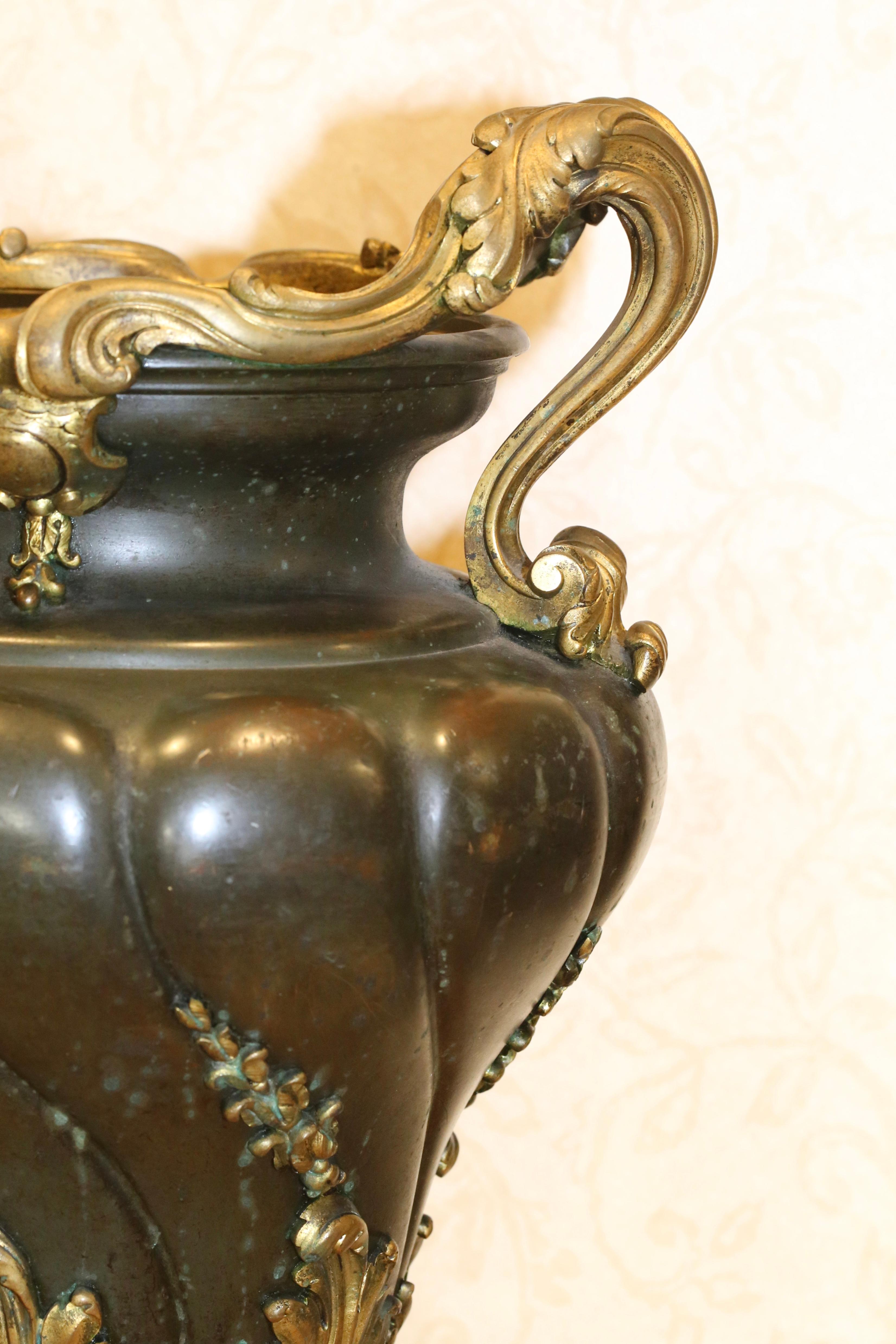 Urne en bronze français de la fin du XIXe siècle - Christie's 2011 Auction en vente 2