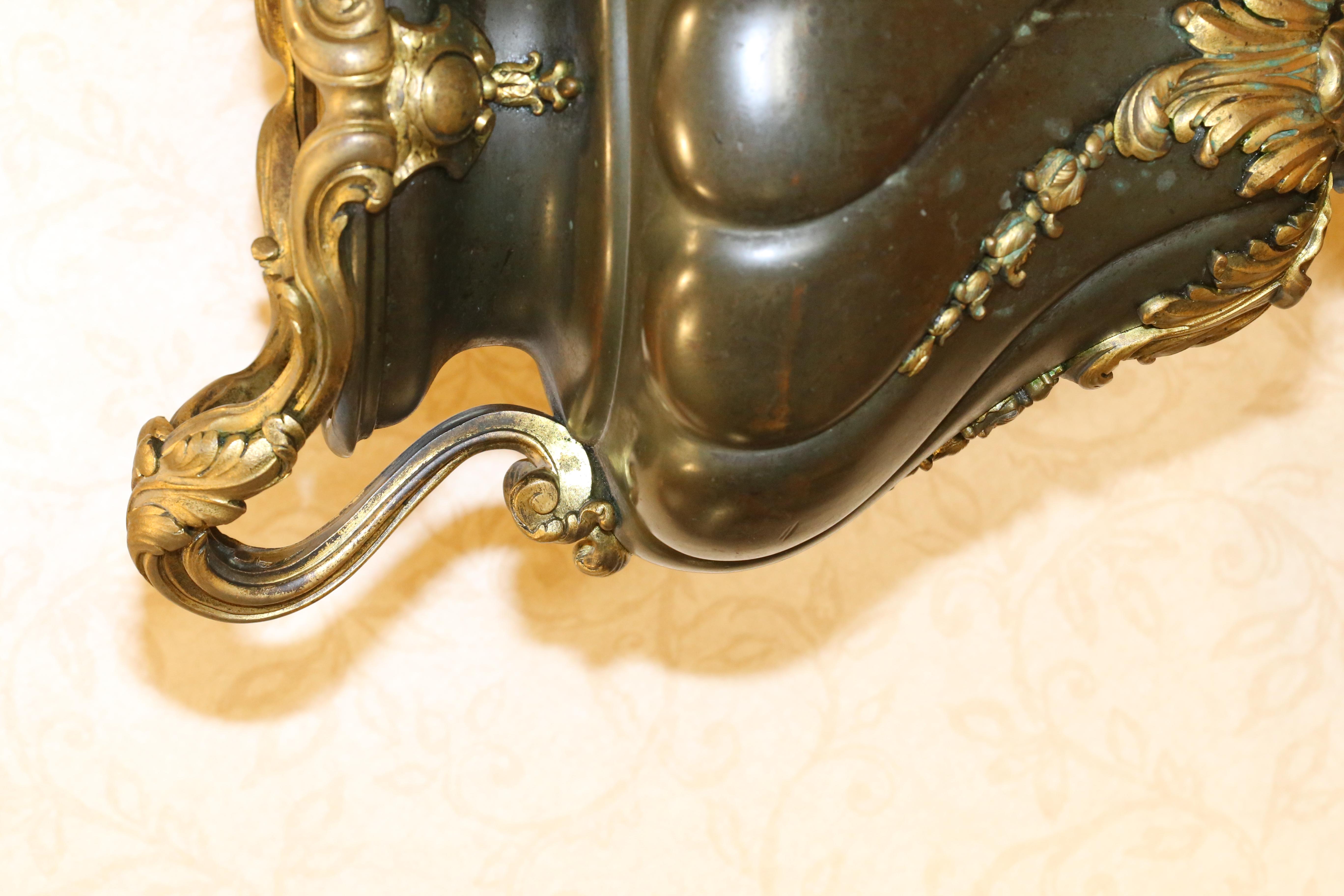 Urne en bronze français de la fin du XIXe siècle - Christie's 2011 Auction en vente 3