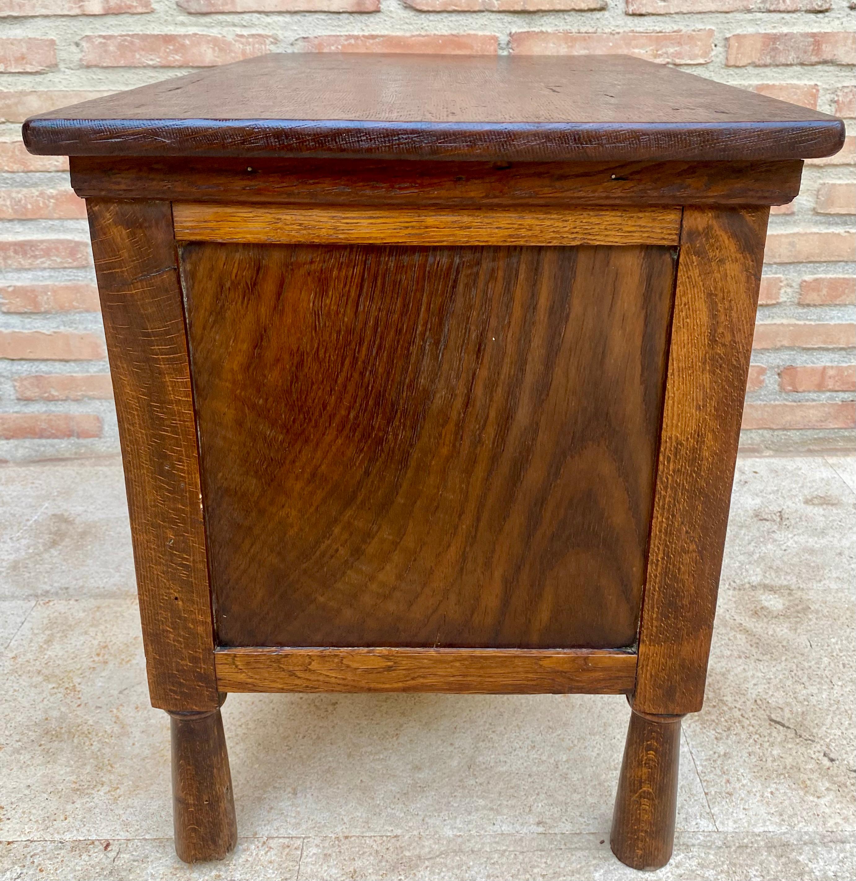 Cofanetto francese in Oak intagliato della fine del XIX secolo in vendita 4