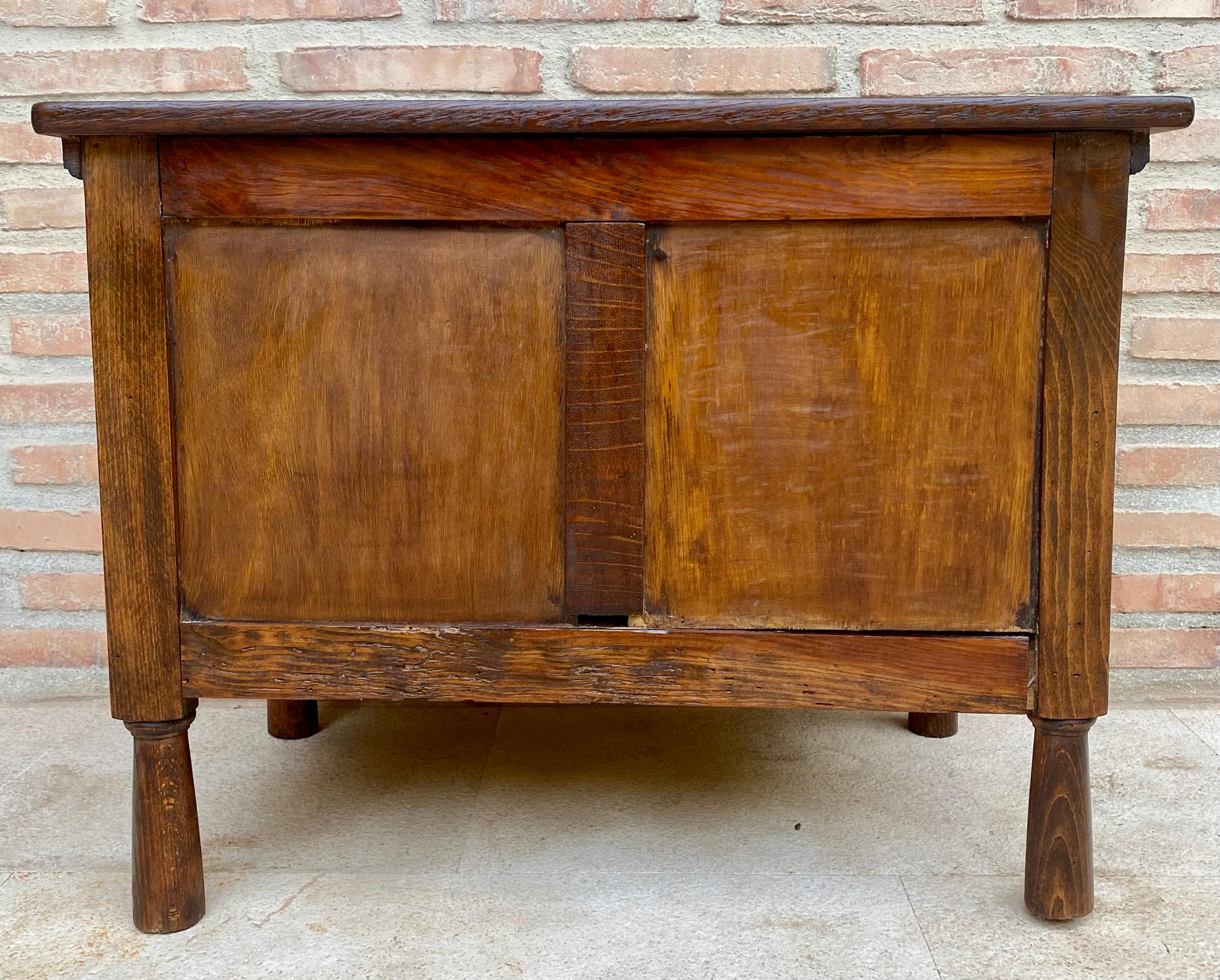 Cofanetto francese in Oak intagliato della fine del XIX secolo in vendita 5
