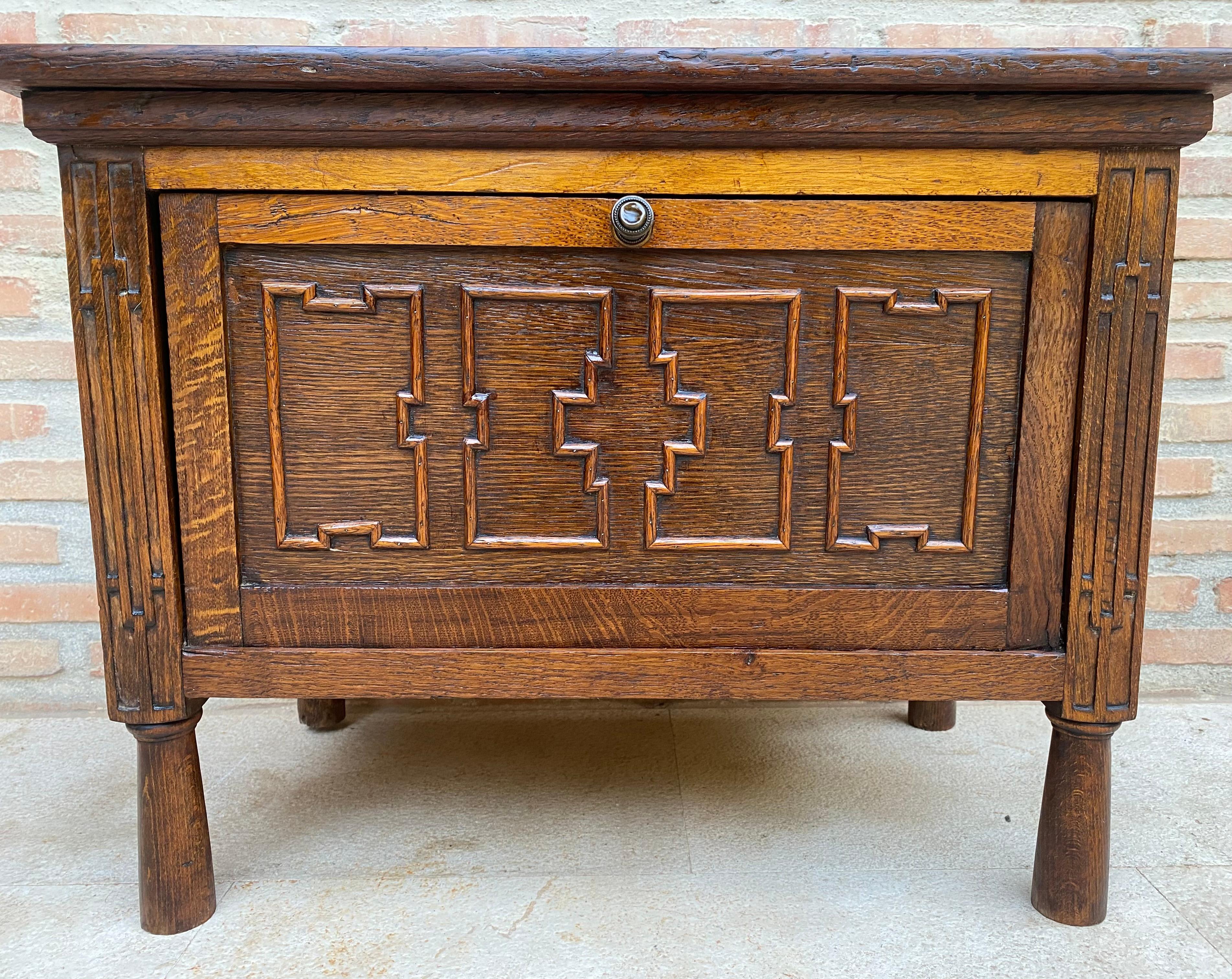 Questa cassapanca in rovere massiccio del 1900 è ricca di splendidi dettagli intagliati a mano e di una meravigliosa patina. All'interno ci sono due piccoli cassetti, ideali per gli oggetti che si perdono facilmente, e un ripiano. Perfetto come