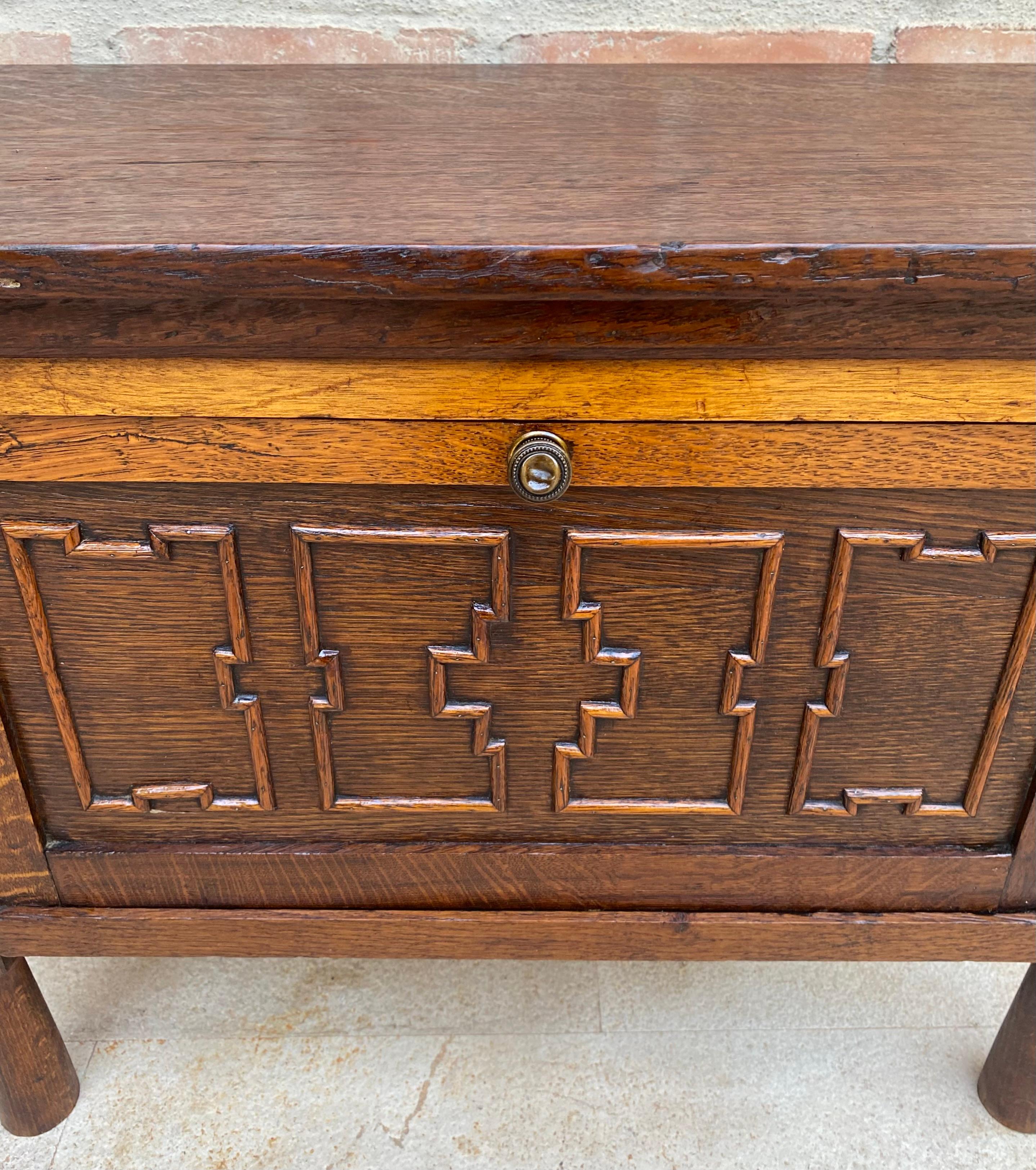 Stile provenzale Cofanetto francese in Oak intagliato della fine del XIX secolo in vendita