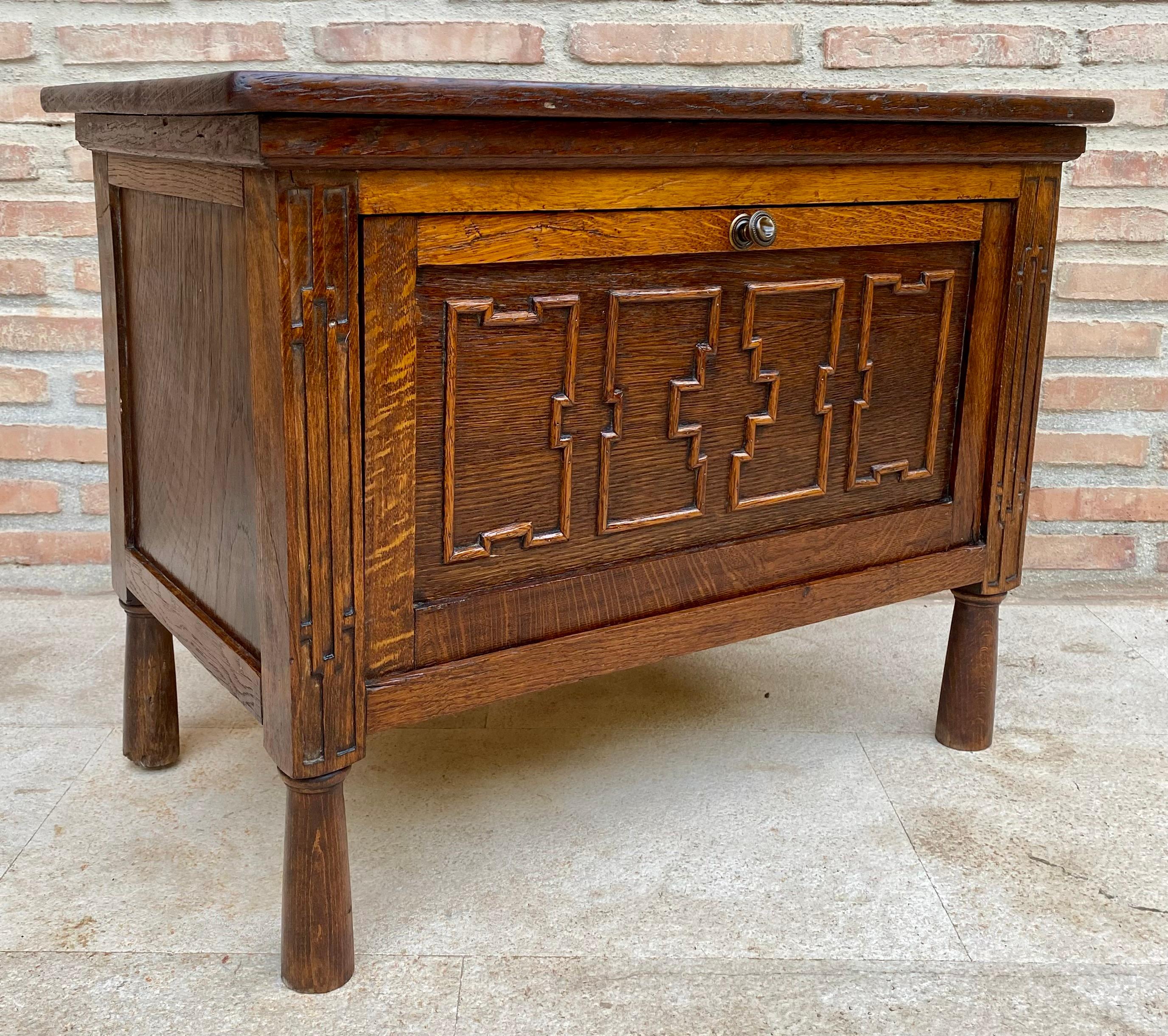 Francese Cofanetto francese in Oak intagliato della fine del XIX secolo in vendita