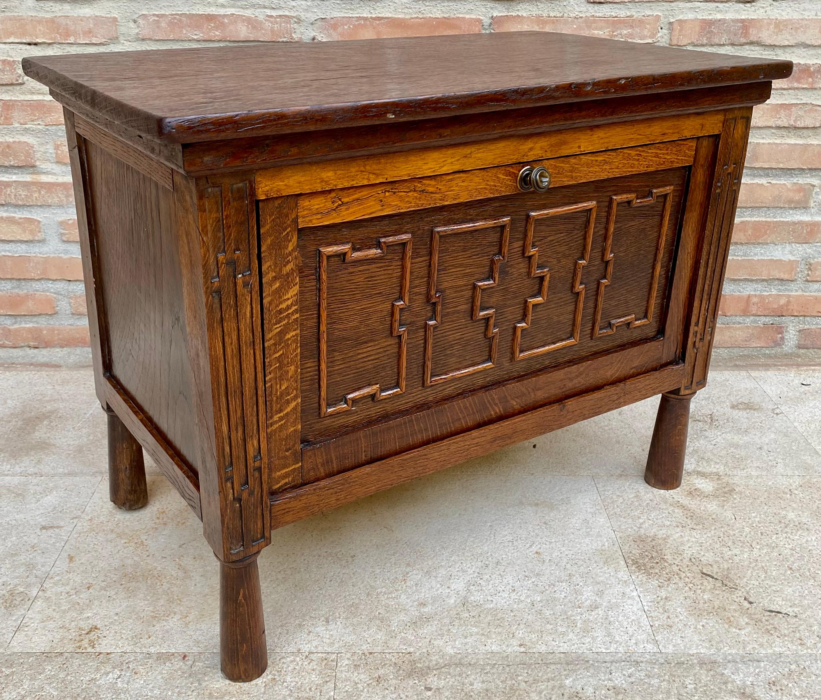 Cofanetto francese in Oak intagliato della fine del XIX secolo In condizioni buone in vendita a Miami, FL