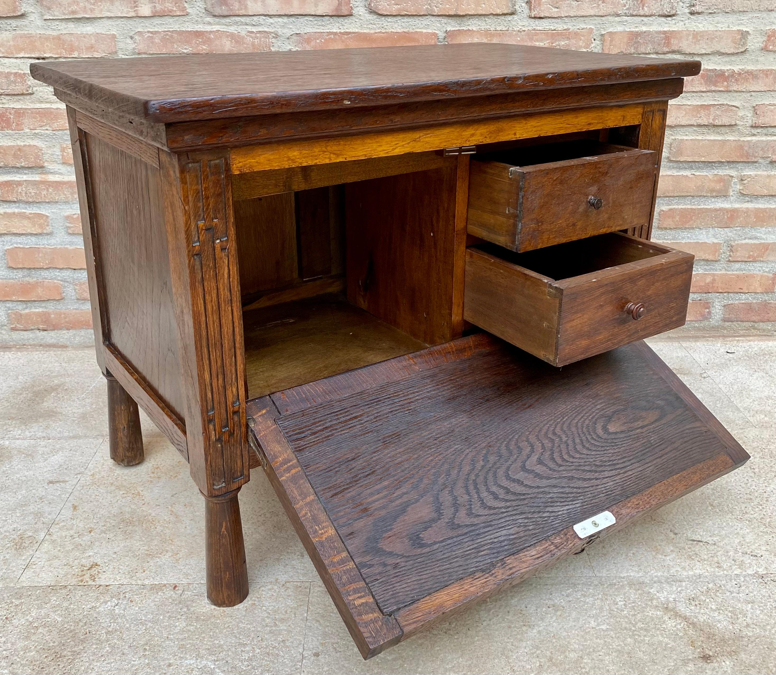 Cofanetto francese in Oak intagliato della fine del XIX secolo in vendita 1