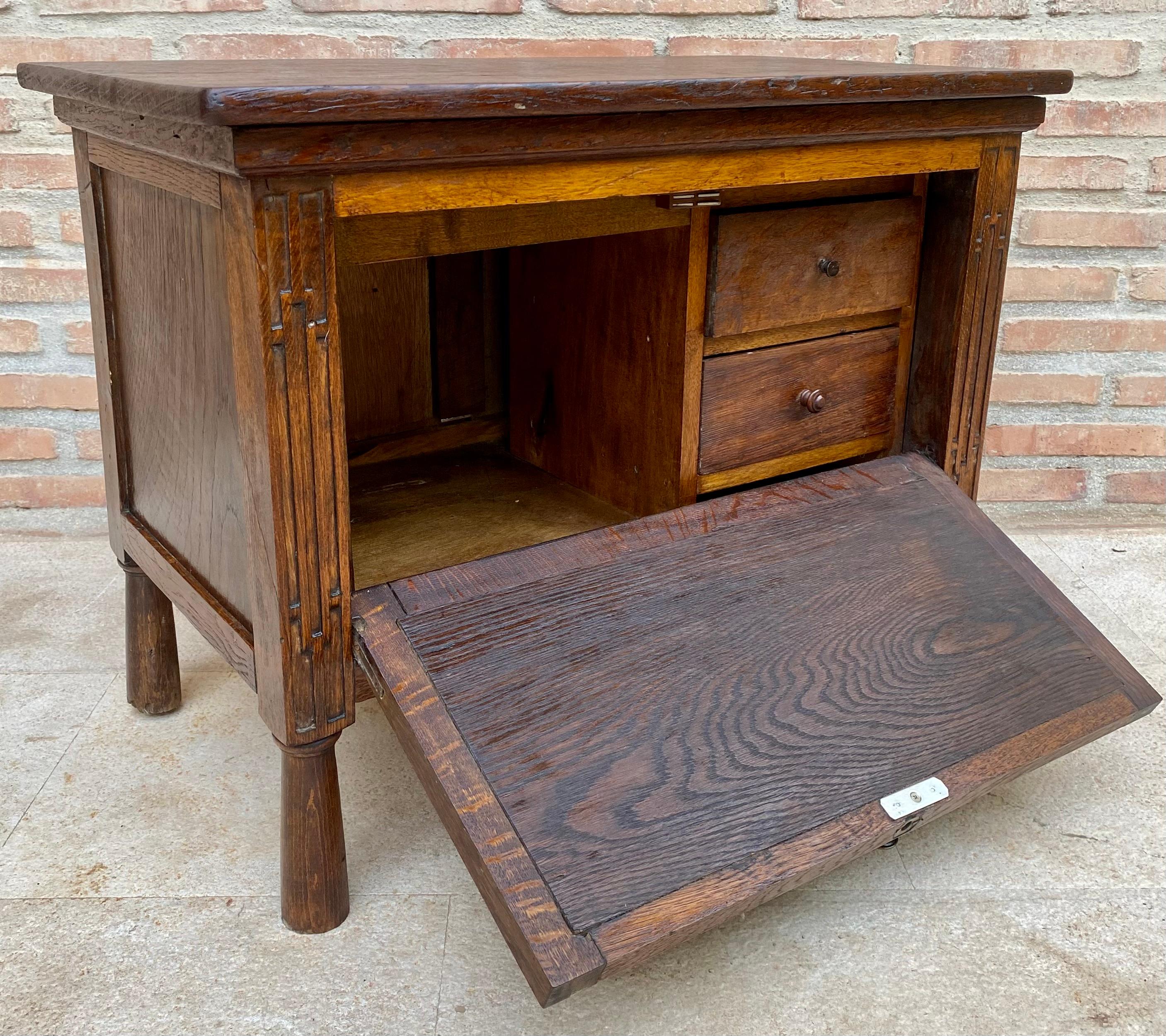 Cofanetto francese in Oak intagliato della fine del XIX secolo in vendita 2