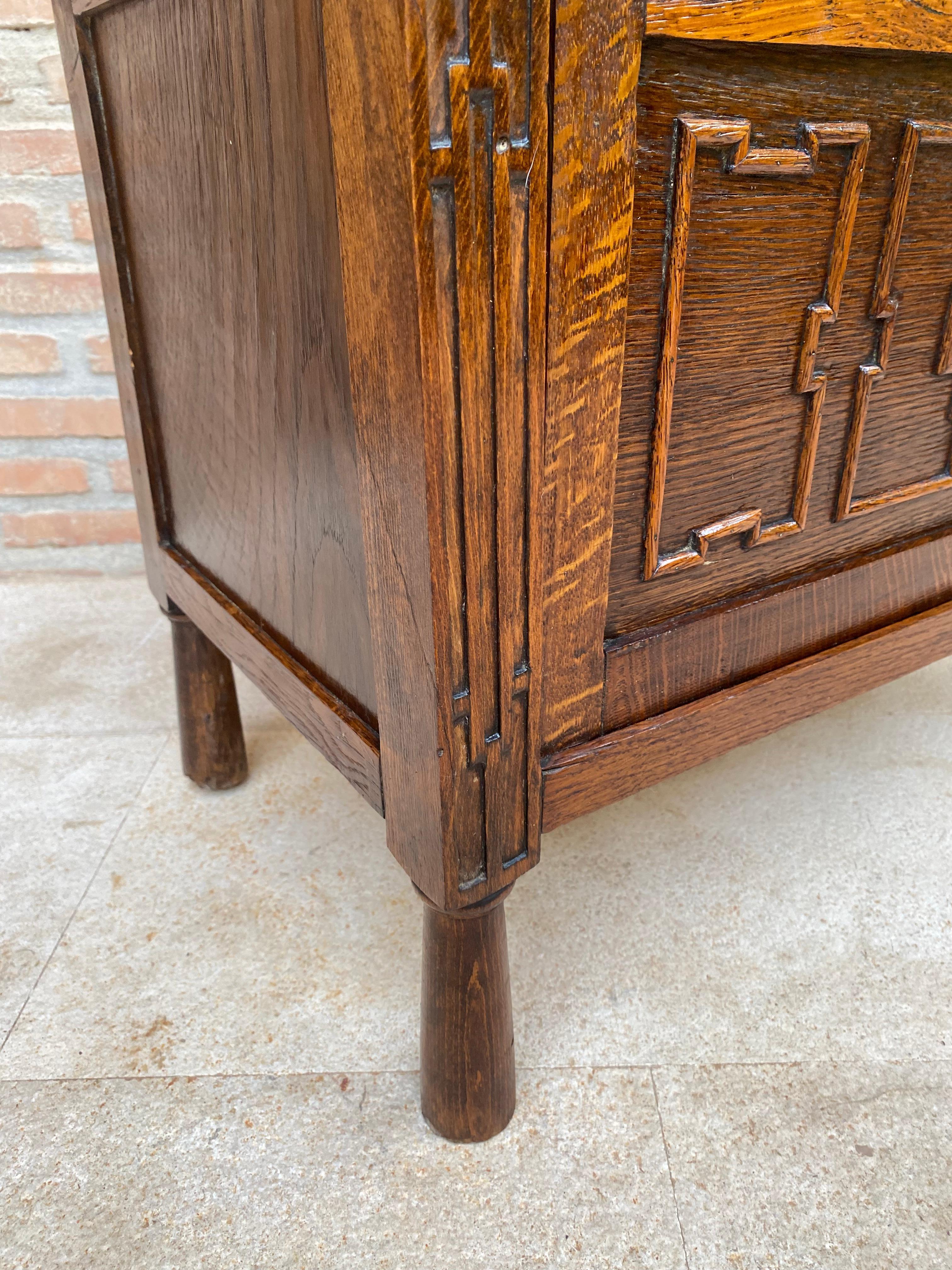 Cofanetto francese in Oak intagliato della fine del XIX secolo in vendita 3