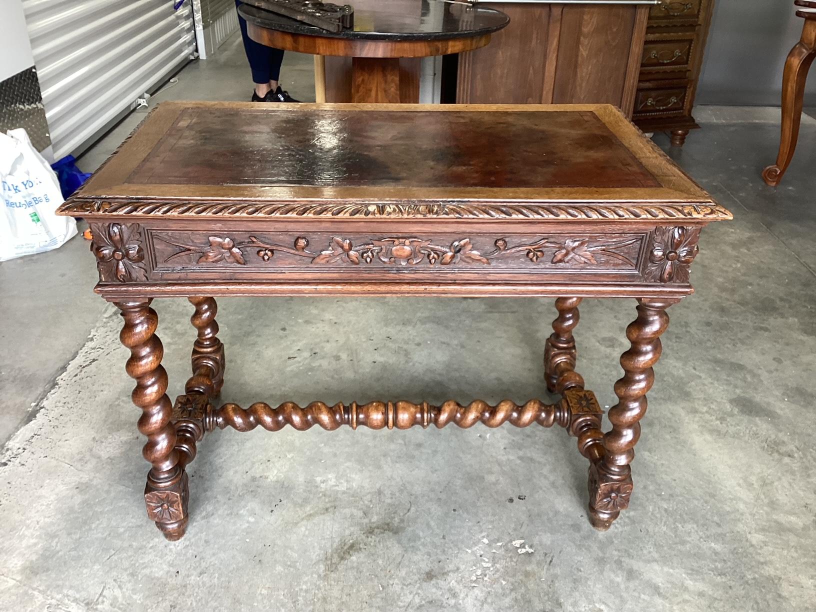 Scrivania in rovere intagliato francese della fine del XIX secolo con piano in pelle in vendita 5