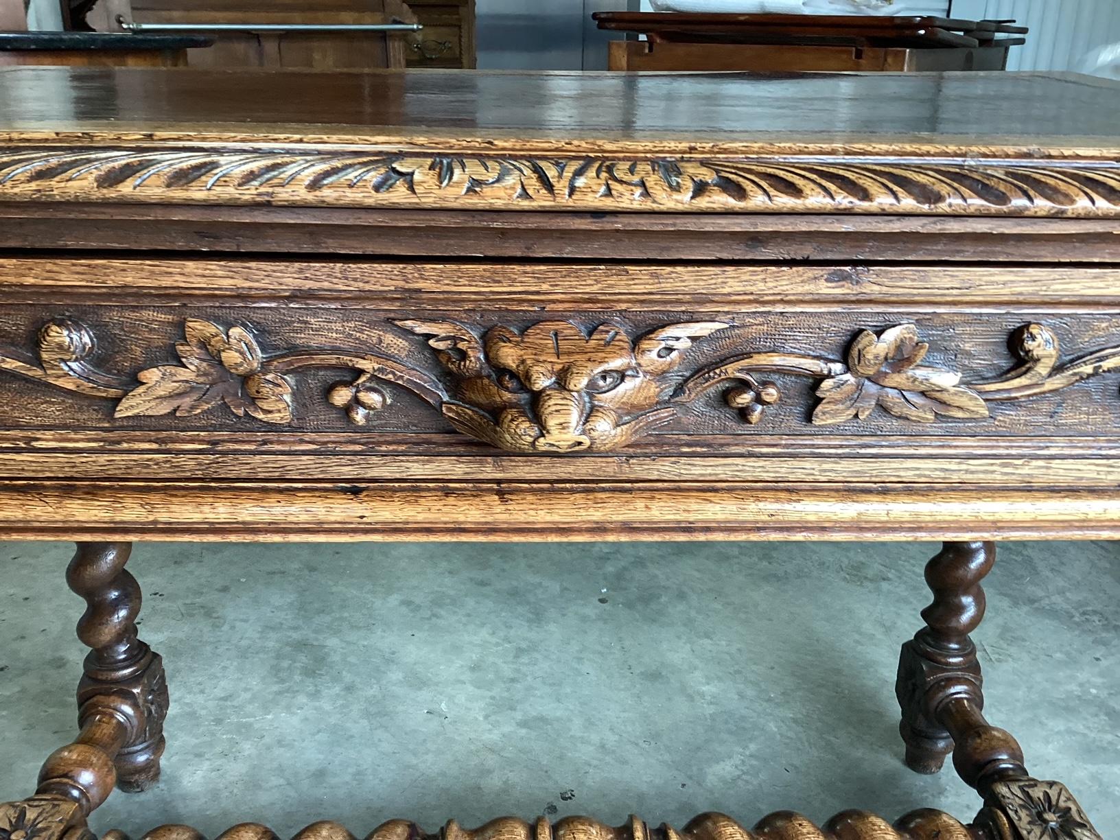 Francese Scrivania in rovere intagliato francese della fine del XIX secolo con piano in pelle in vendita