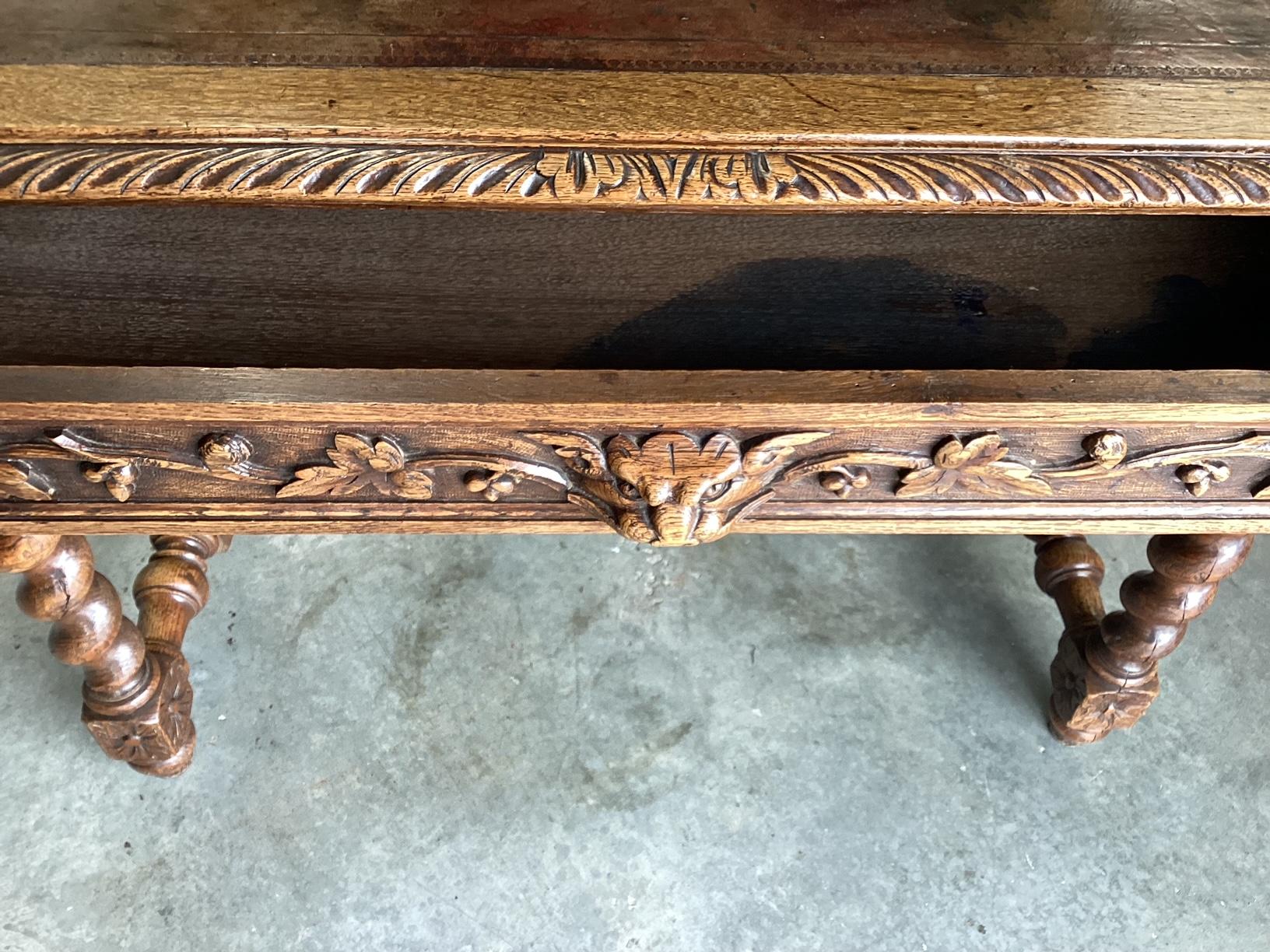 Scrivania in rovere intagliato francese della fine del XIX secolo con piano in pelle In condizioni buone in vendita a Hopewell, NJ