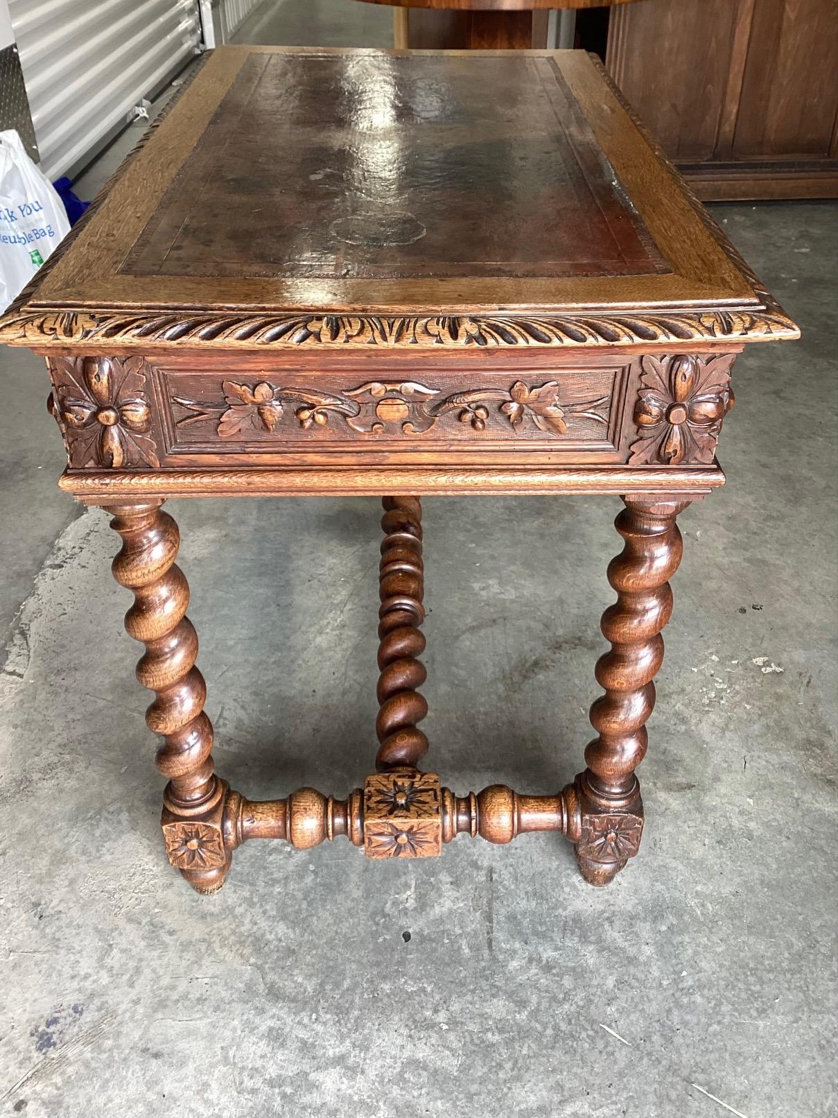 Quercia Scrivania in rovere intagliato francese della fine del XIX secolo con piano in pelle in vendita