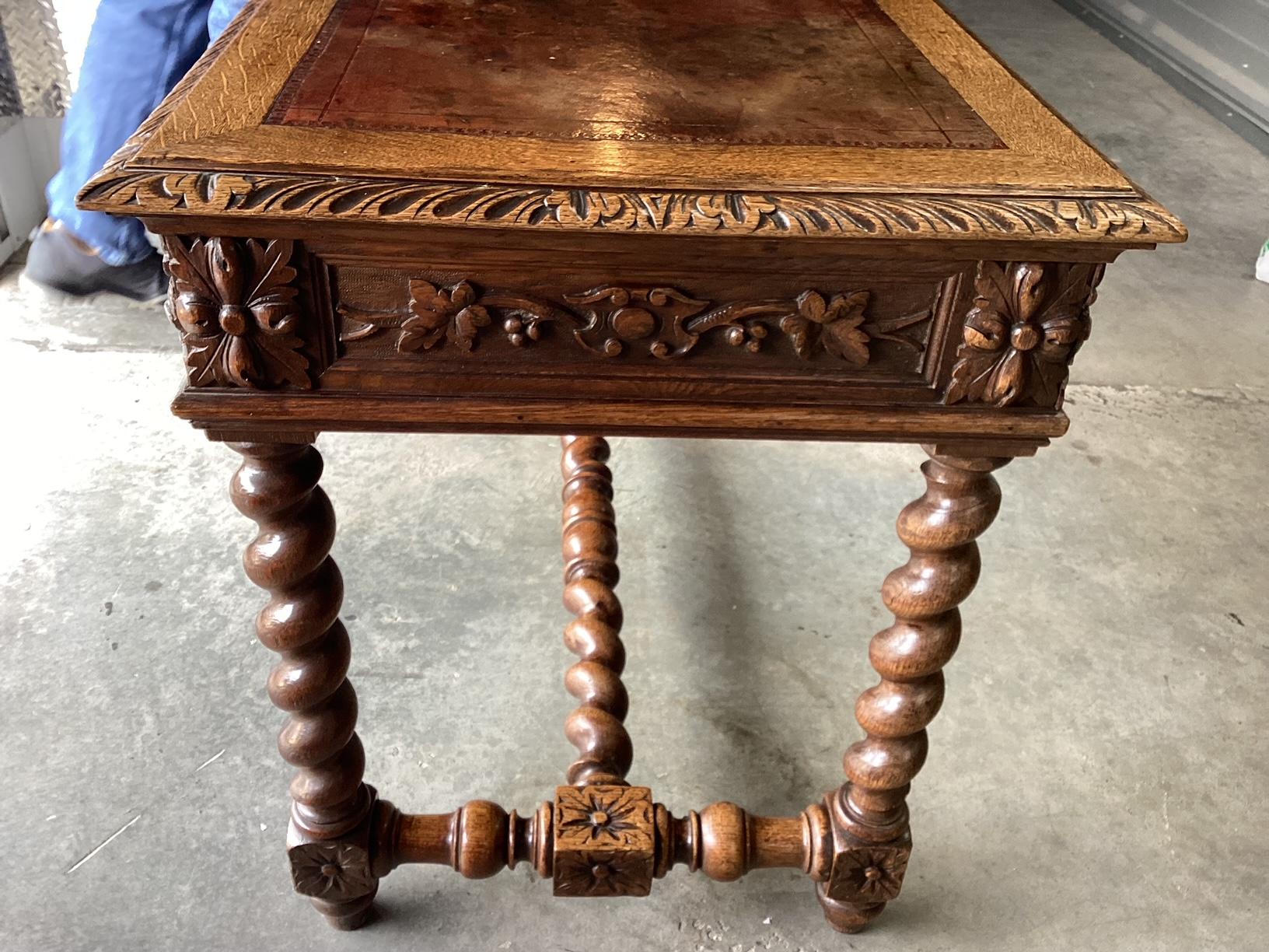 Scrivania in rovere intagliato francese della fine del XIX secolo con piano in pelle in vendita 1
