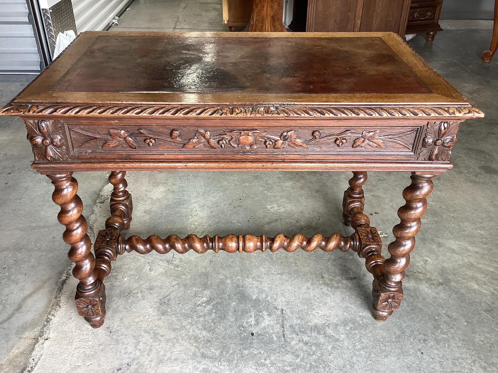 Scrivania in rovere intagliato francese della fine del XIX secolo con piano in pelle in vendita 2