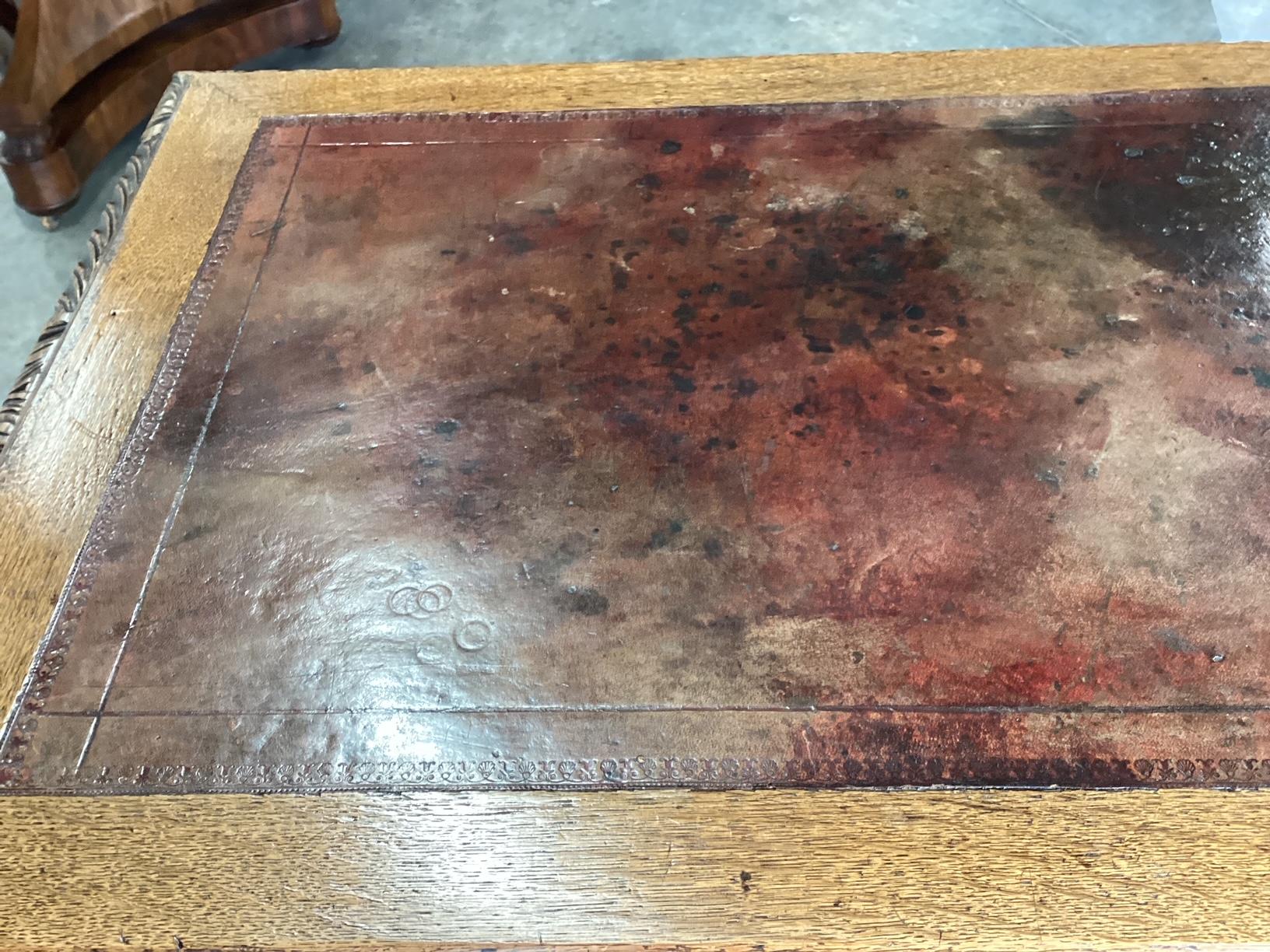 Scrivania in rovere intagliato francese della fine del XIX secolo con piano in pelle in vendita 3