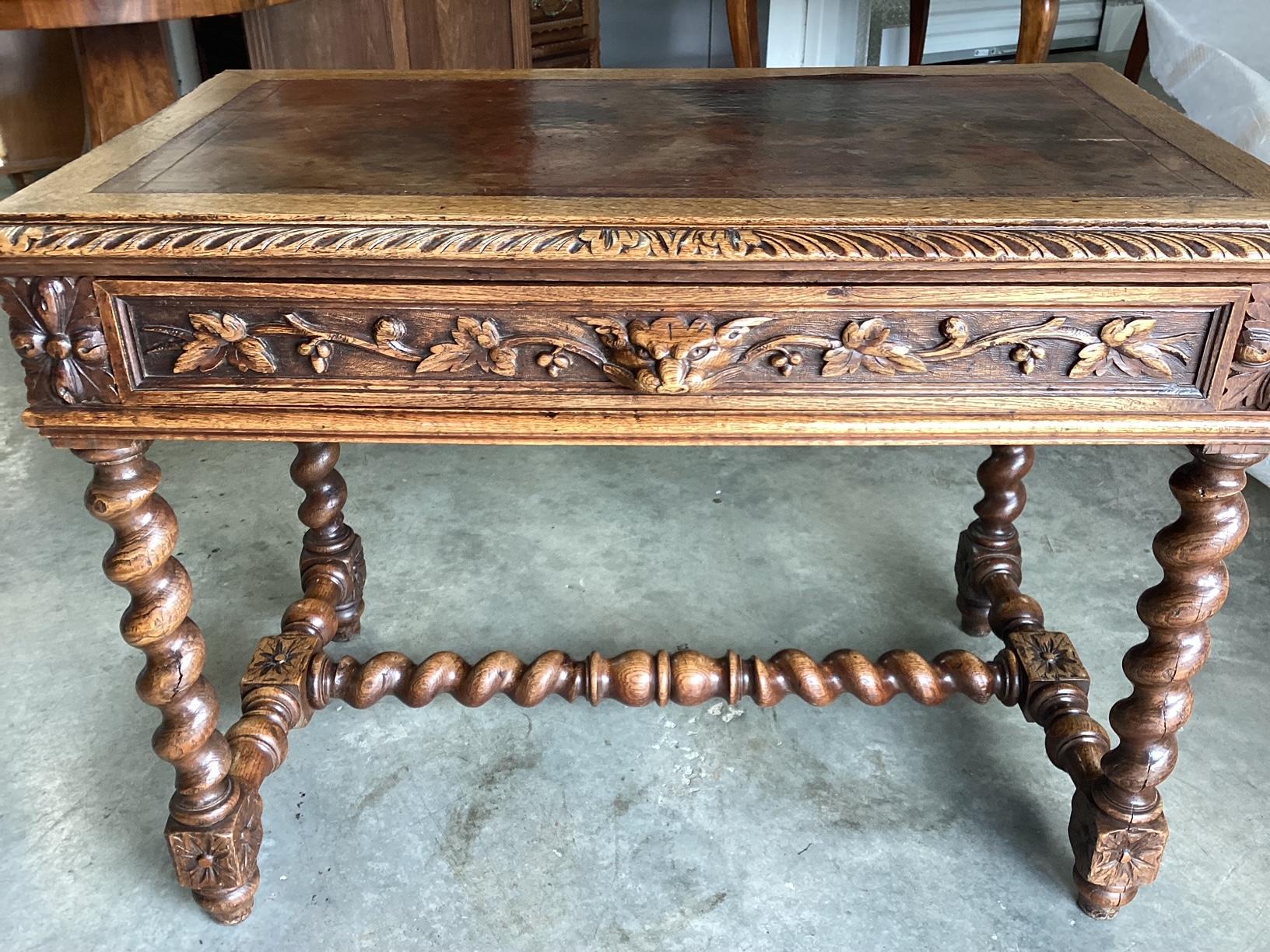 Scrivania in rovere intagliato francese della fine del XIX secolo con piano in pelle in vendita 4
