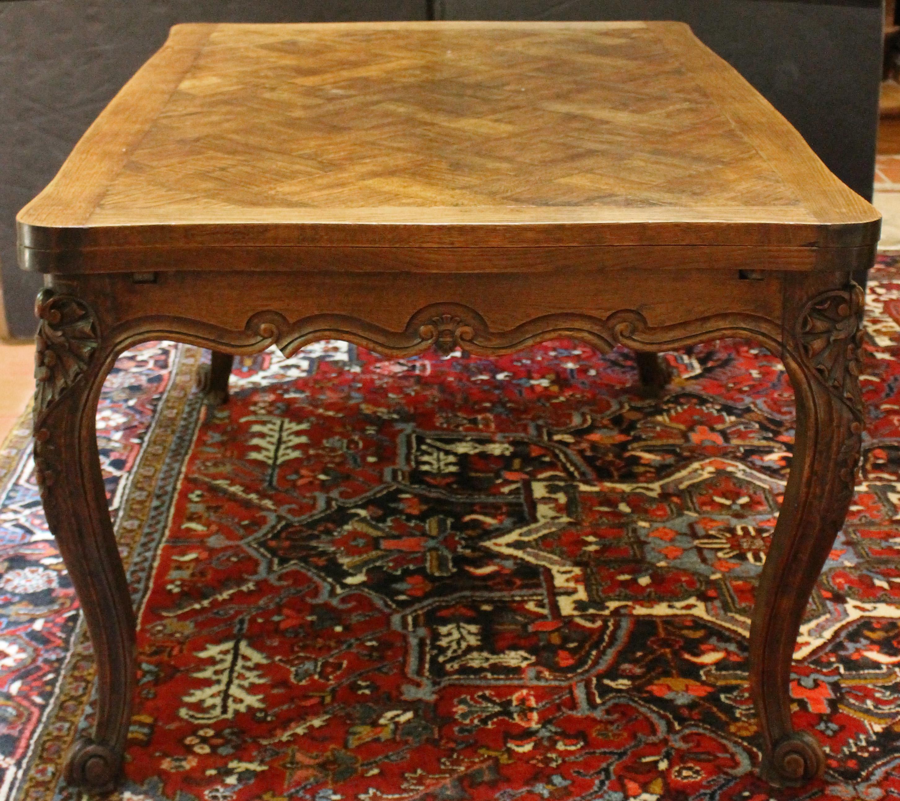 Provincial français Table de salle à manger à tiroirs en parquet sculpté de la fin du XIXe siècle en vente