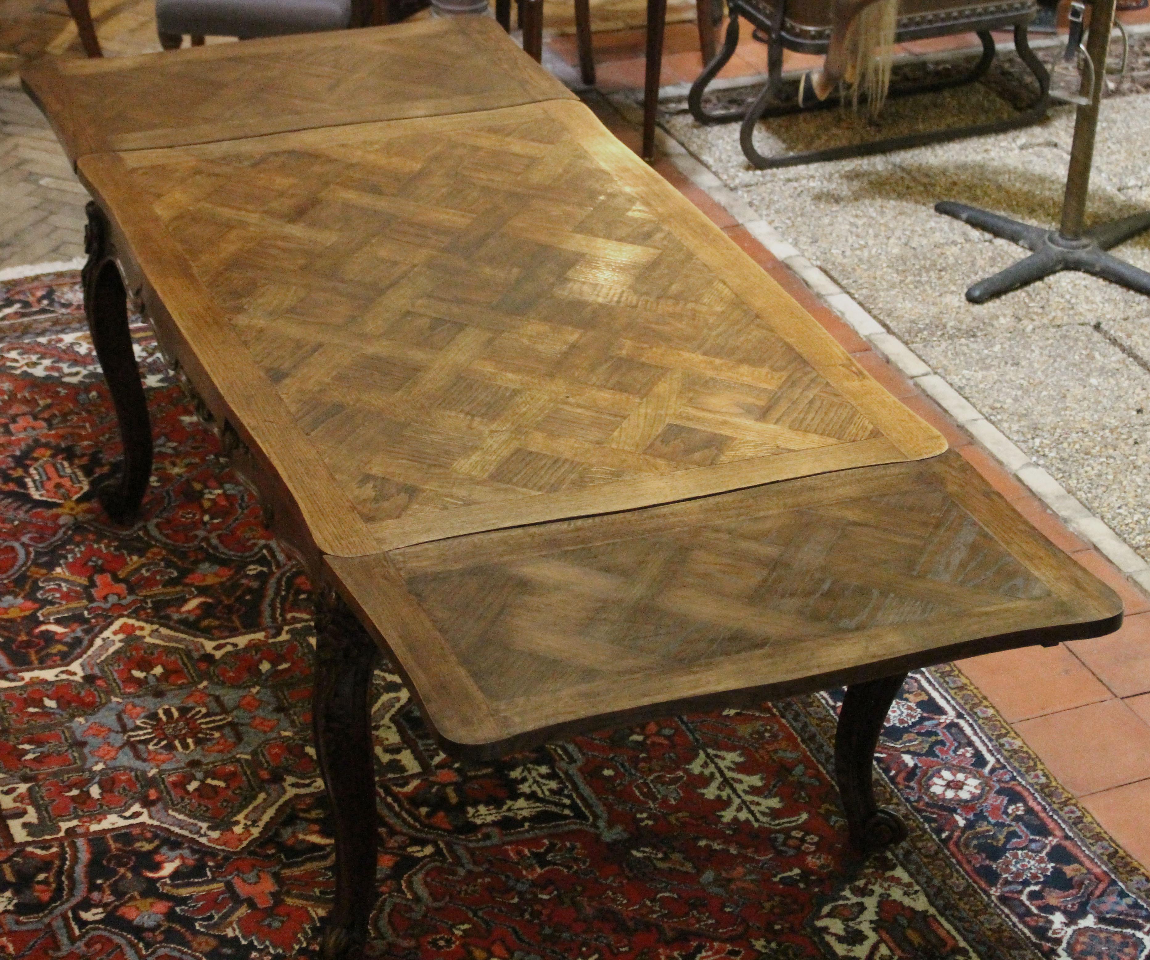 Parqueterie Table de salle à manger à tiroirs en parquet sculpté de la fin du XIXe siècle en vente