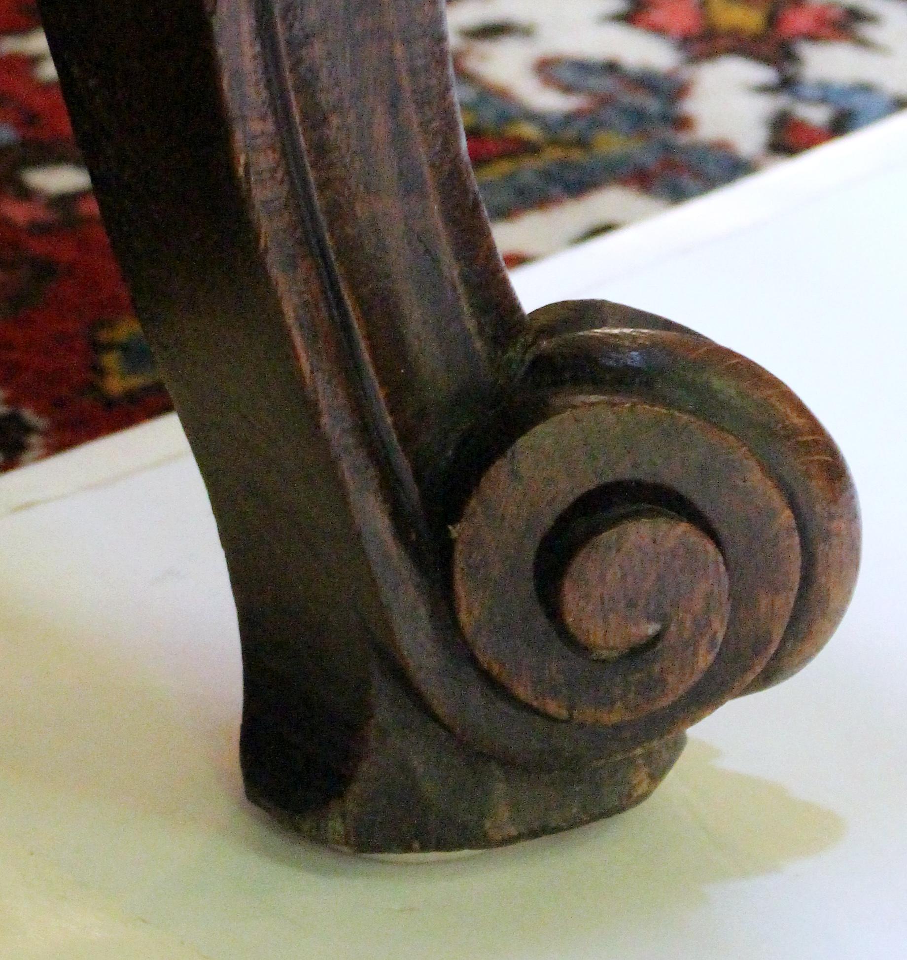 Chêne Table de salle à manger à tiroirs en parquet sculpté de la fin du XIXe siècle en vente