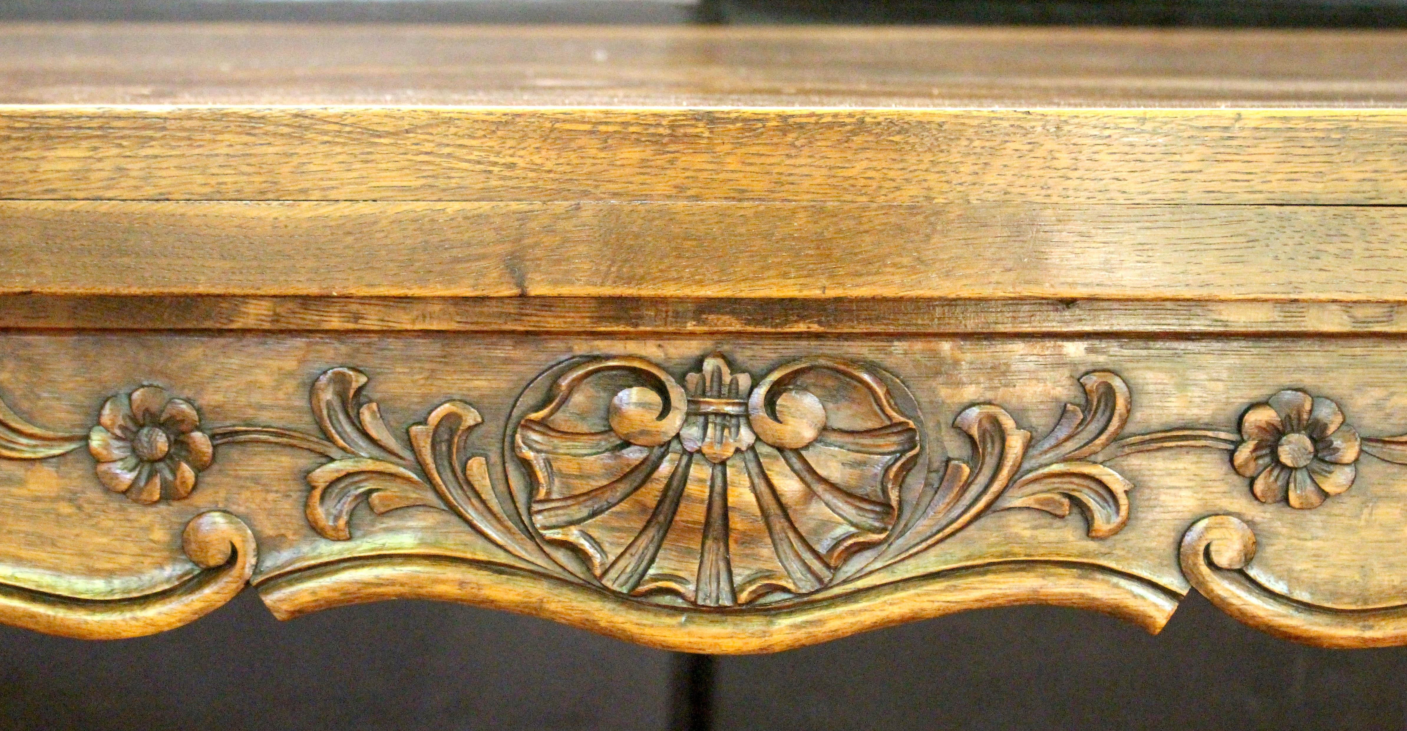 Table de salle à manger à tiroirs en parquet sculpté de la fin du XIXe siècle en vente 1