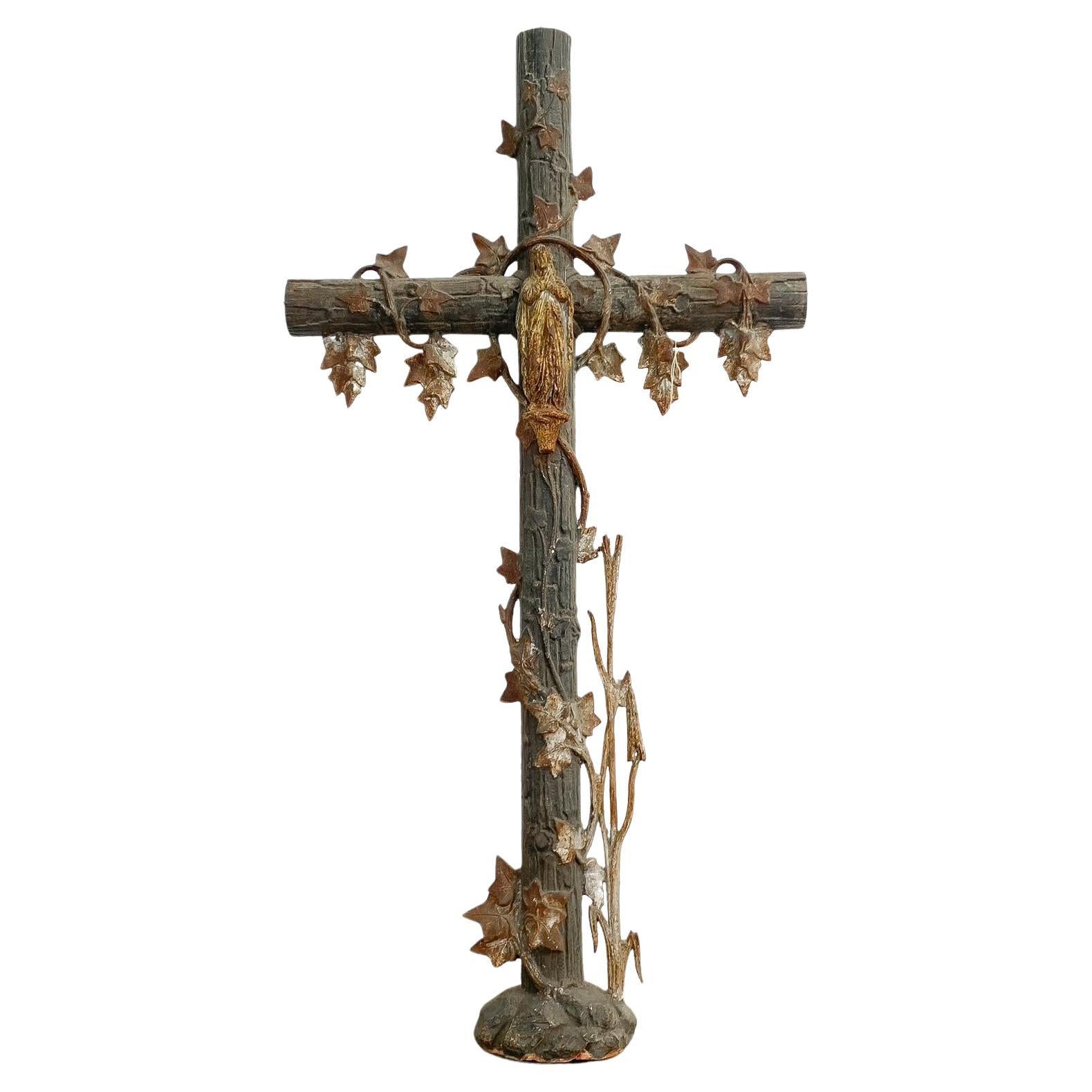 Französisches Gusseisenkreuz des späten 19. Jahrhunderts mit Maria-Figur