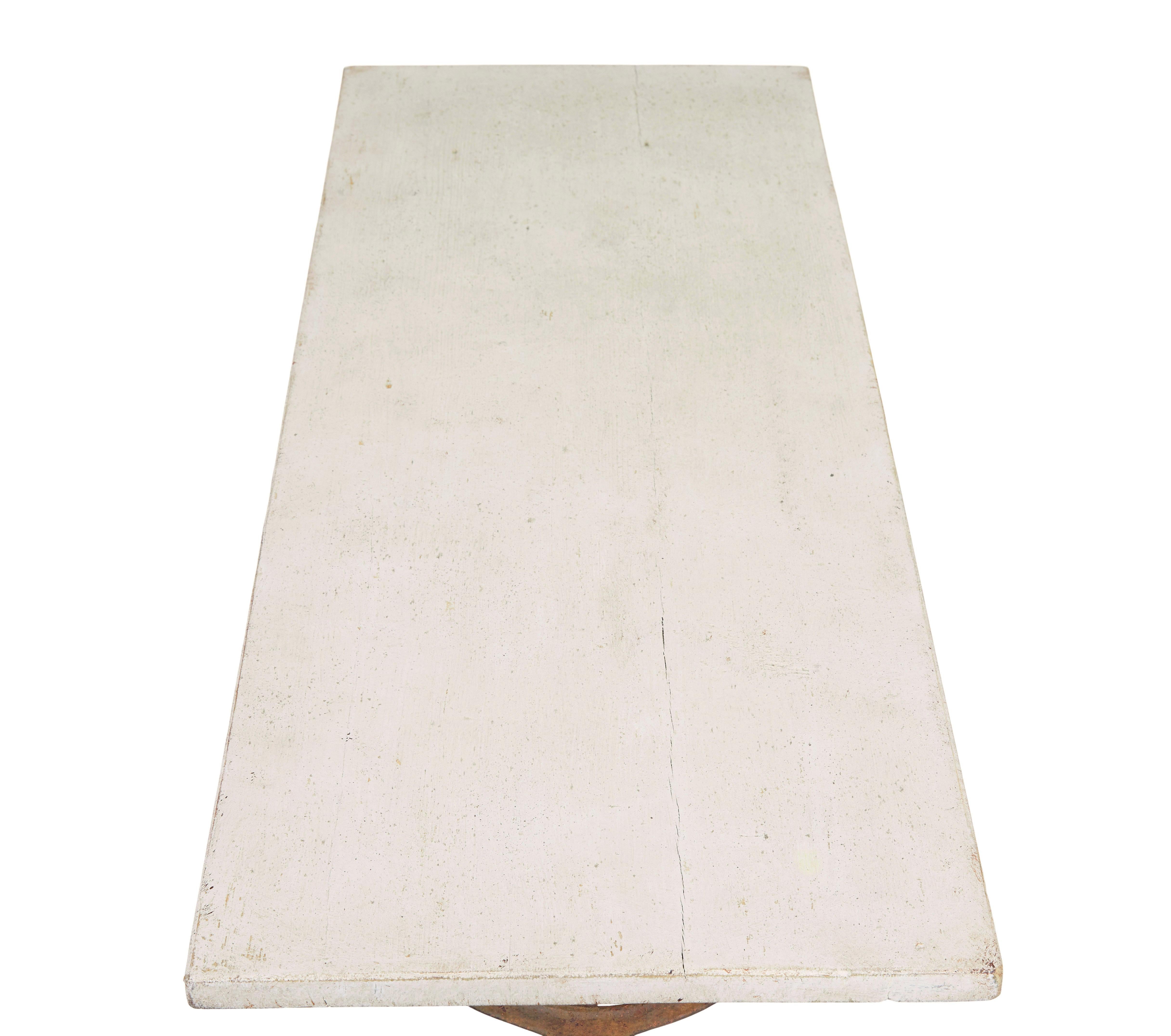 Elegante table d'appoint en fonte vers 1890.

Table fine idéale pour une utilisation comme table de canapé, d'appoint, d'entrée ou de lampe.  Base ornée qui a pris un aspect rouillé stable avec un châssis décoratif.  Chacune repose sur un petit pied
