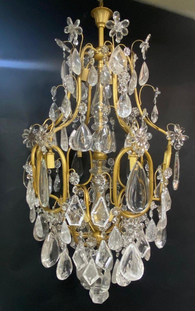Lampadario francese della fine del XIX secolo.
Realizzato in bronzo e cristallo di rocca.