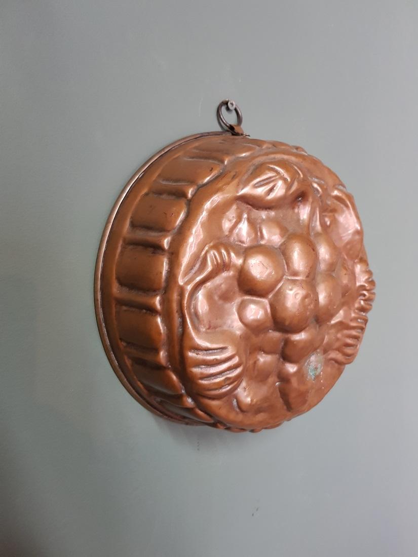 Beautiful Antique French copper baking mold with relief of grapes and it's tinned inside and has a metal eyelet, late 19th century. 

The measurements are,
Diameter 25 cm/ 9.8 inch.
Height 11 cm/ 4.3 inch.