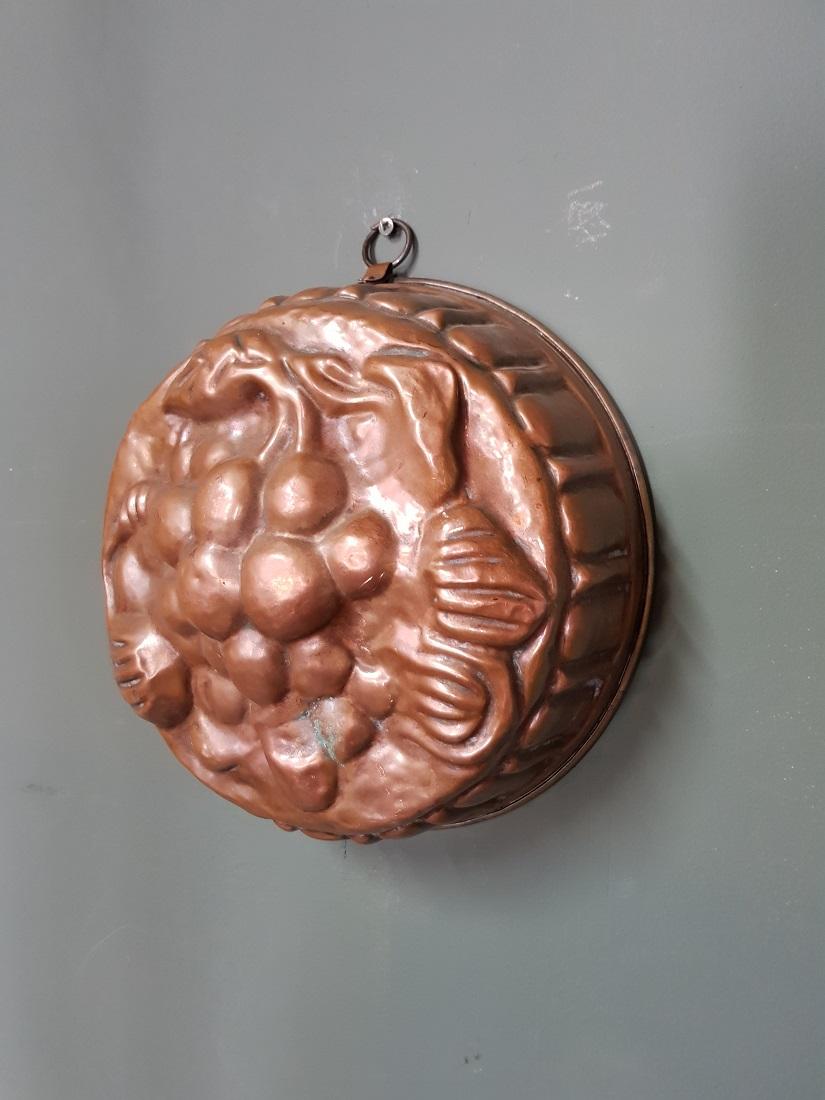 Late 19th Century French Copper Baking Mold with a Relief of Grapes In Good Condition In Raalte, NL