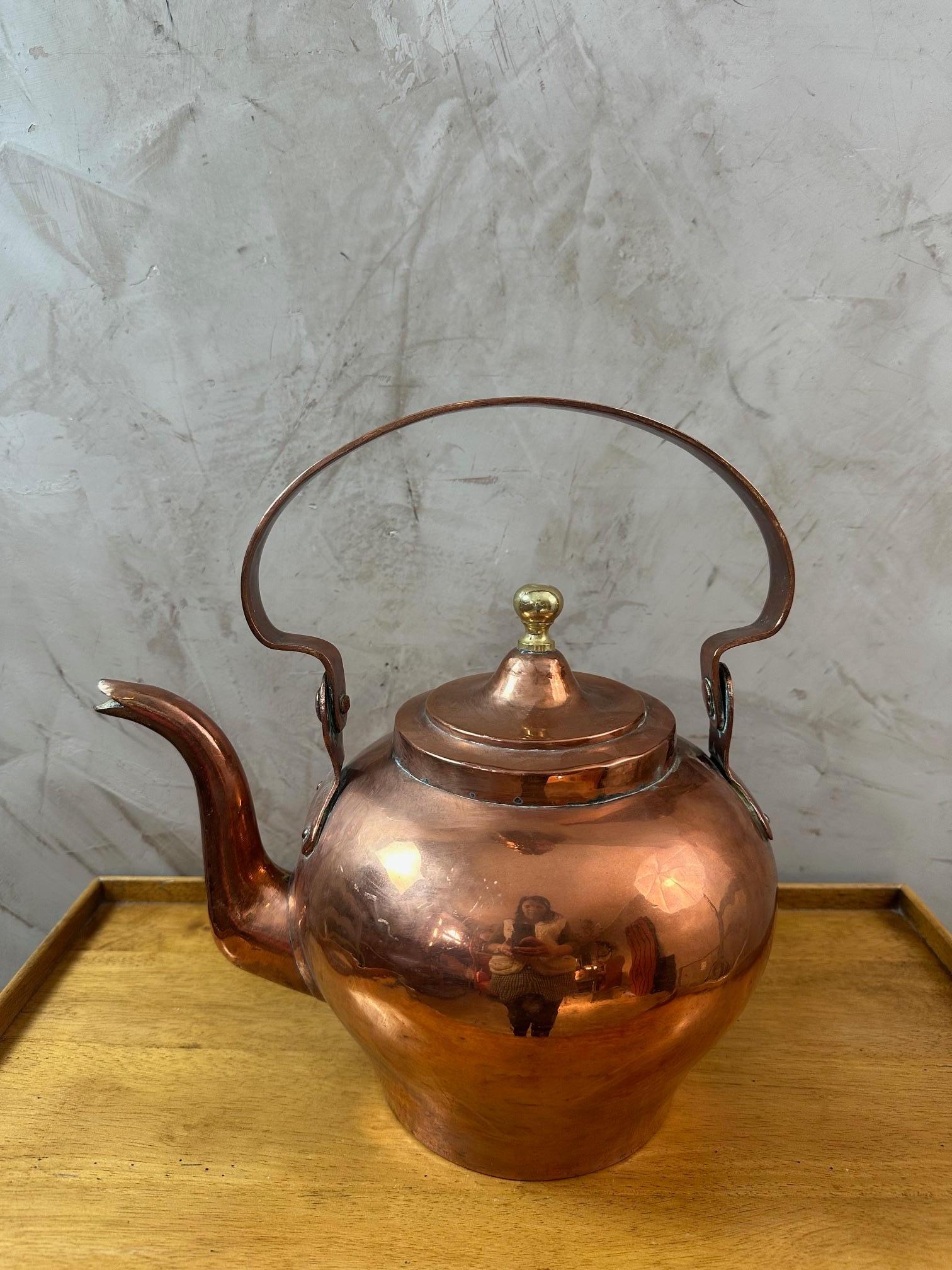 Belle bouilloire décorative en cuivre datant de la fin du 19e siècle (années 1890). Le couvercle ne s'ouvre plus, probablement à cause du calcaire. Capacité : 4.5 litres. Écrit sur le dessus. Dans son état d'origine, avec une bosse sur un côté.