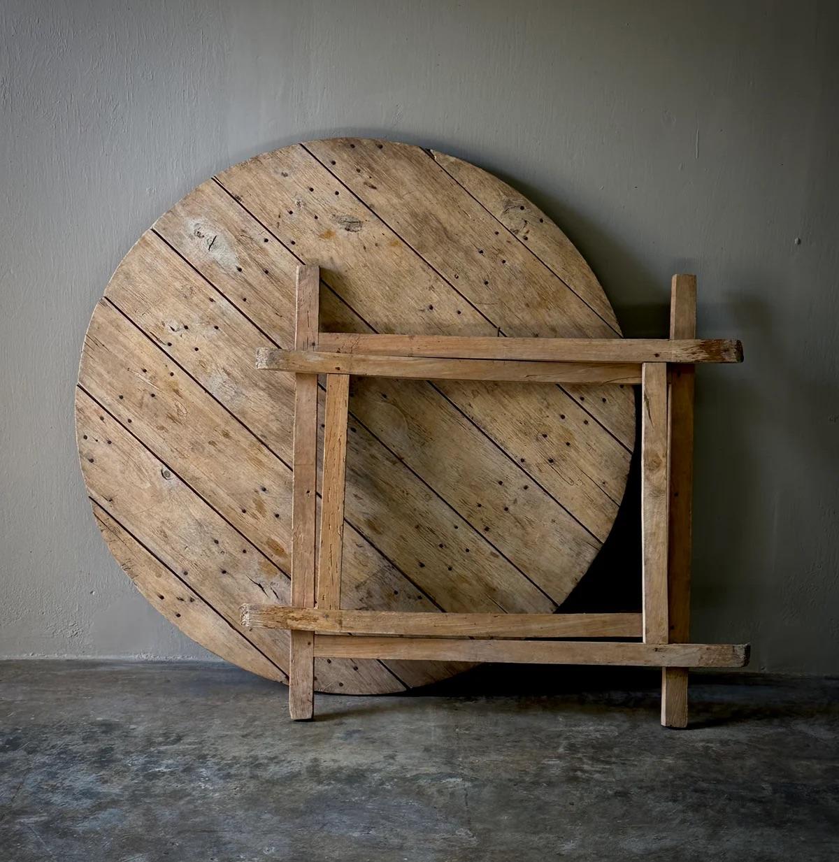 Cette table champenoise, fabriquée en chêne clair, présente une patine rustique. Incarnant la simplicité et le charme robuste, il constitue un choix idéal pour l'intérieur comme pour l'extérieur. Sa surface substantielle et son cadre robuste