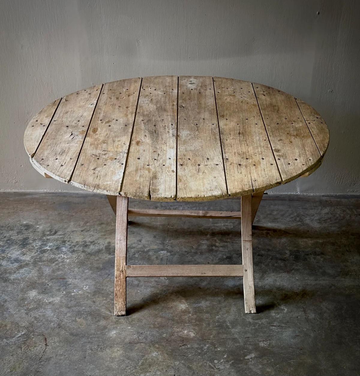Français Table à champagne pliante en chêne de la fin du XIXe siècle, style campagnard français en vente
