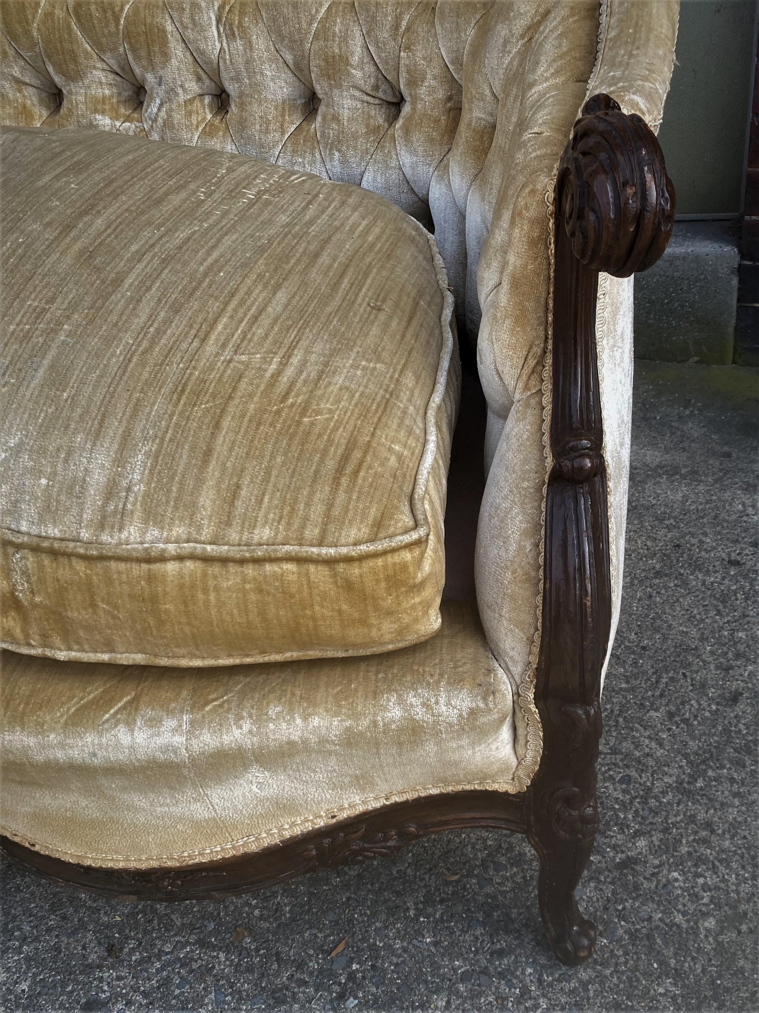 Canapé long de campagne française de la fin du 19e siècle avec accoudoirs, pieds et dossier sculptés  en vente 2