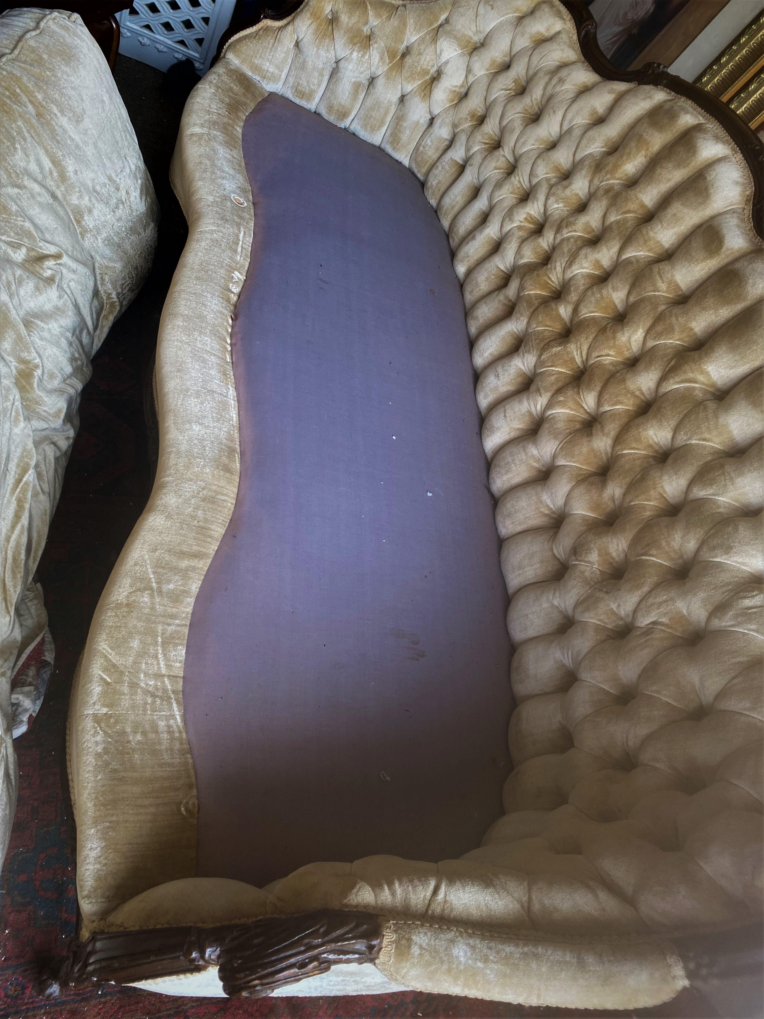 Canapé long de campagne française de la fin du 19e siècle avec accoudoirs, pieds et dossier sculptés  en vente 3